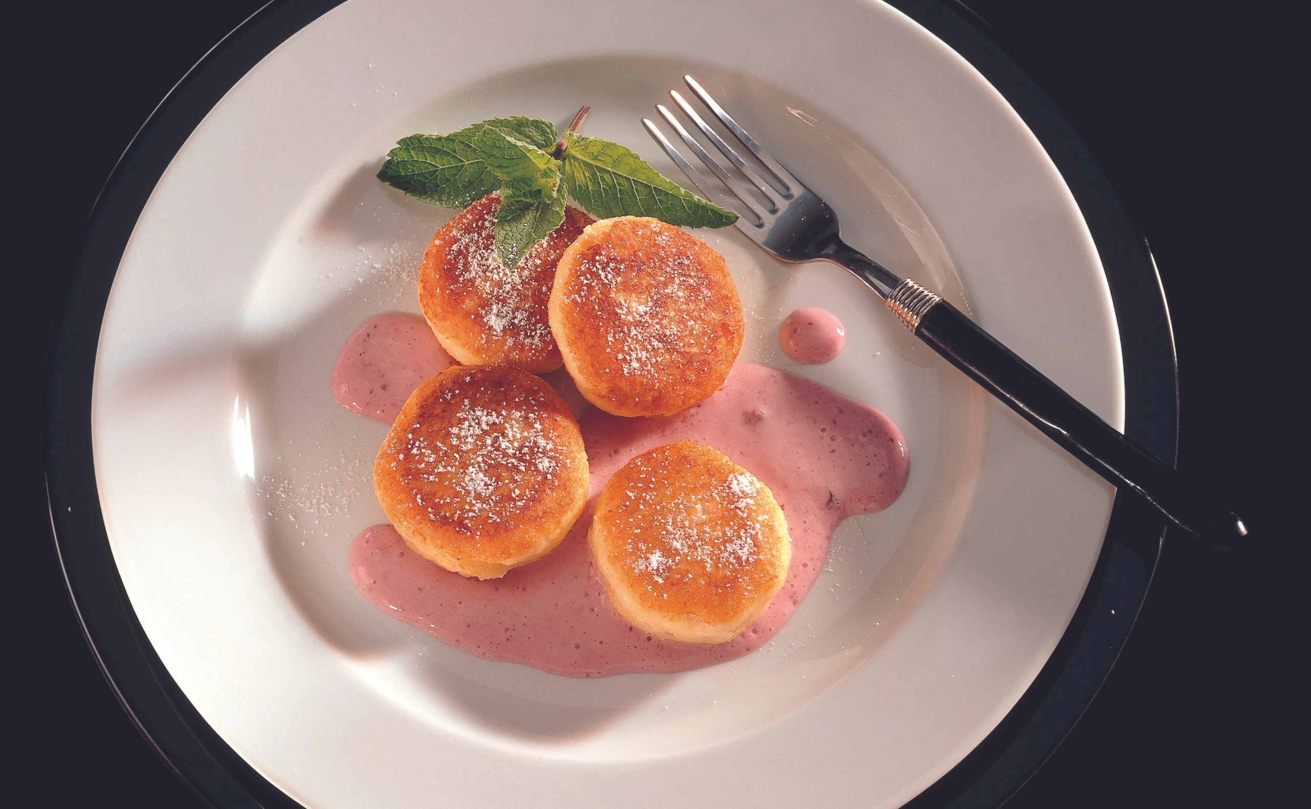 Topfenlaibchen mit Preiselbeersauce