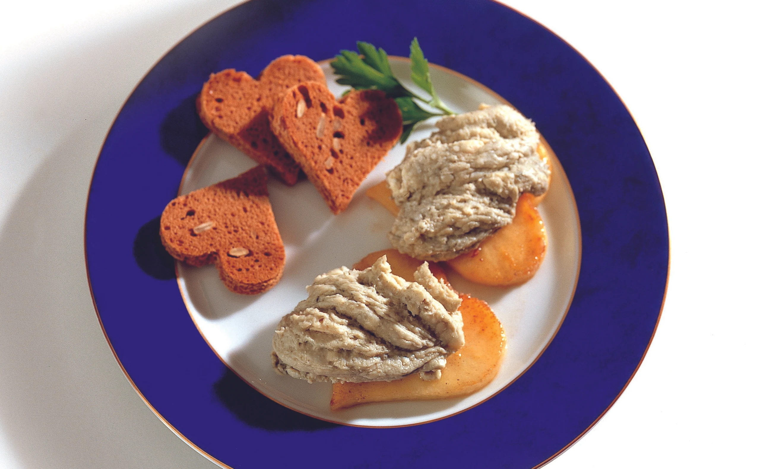 Blauschimmelkäse mit gebratenen Apfelherzen