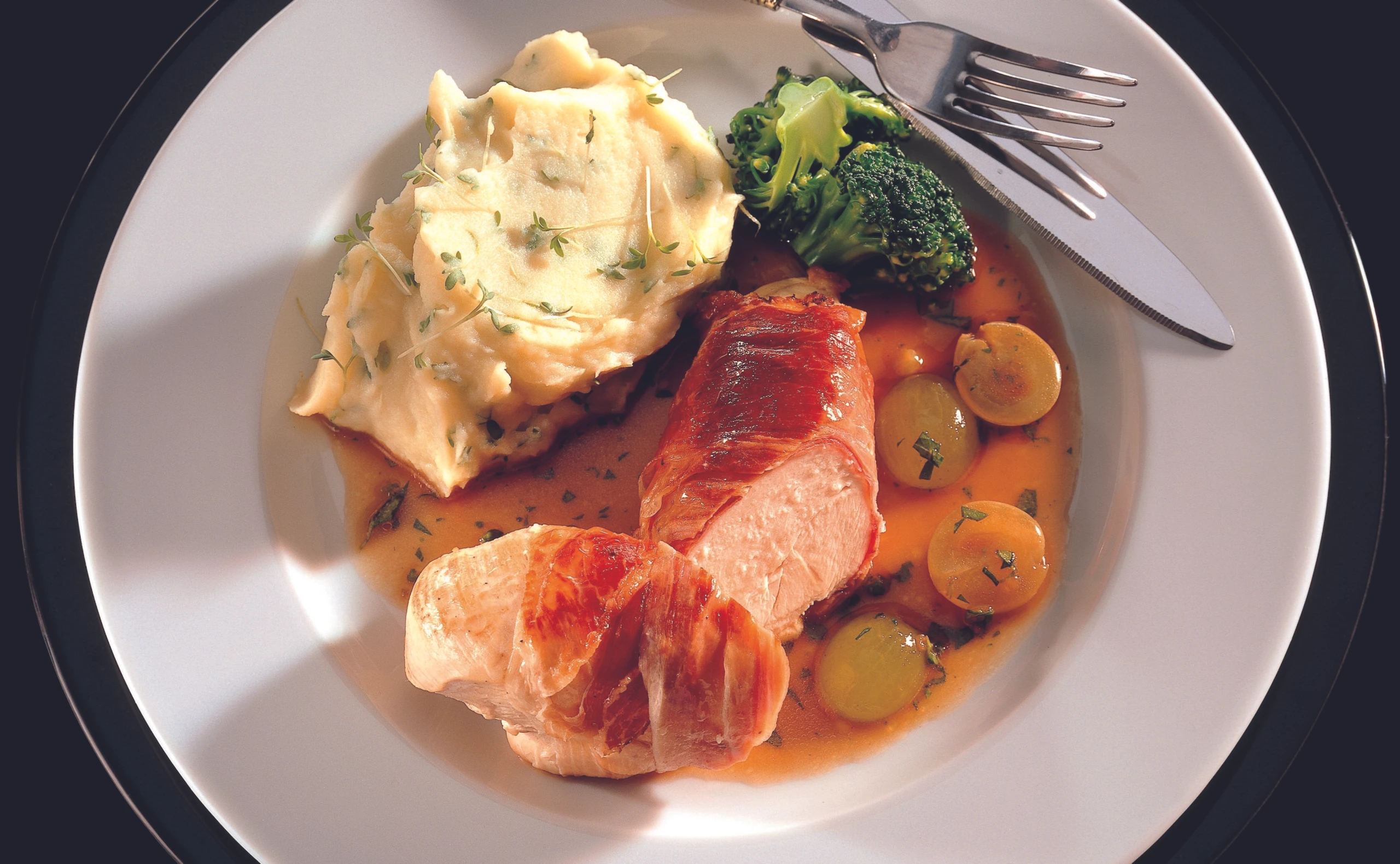 Gebratene Hühnerfilets mit Traubensauce