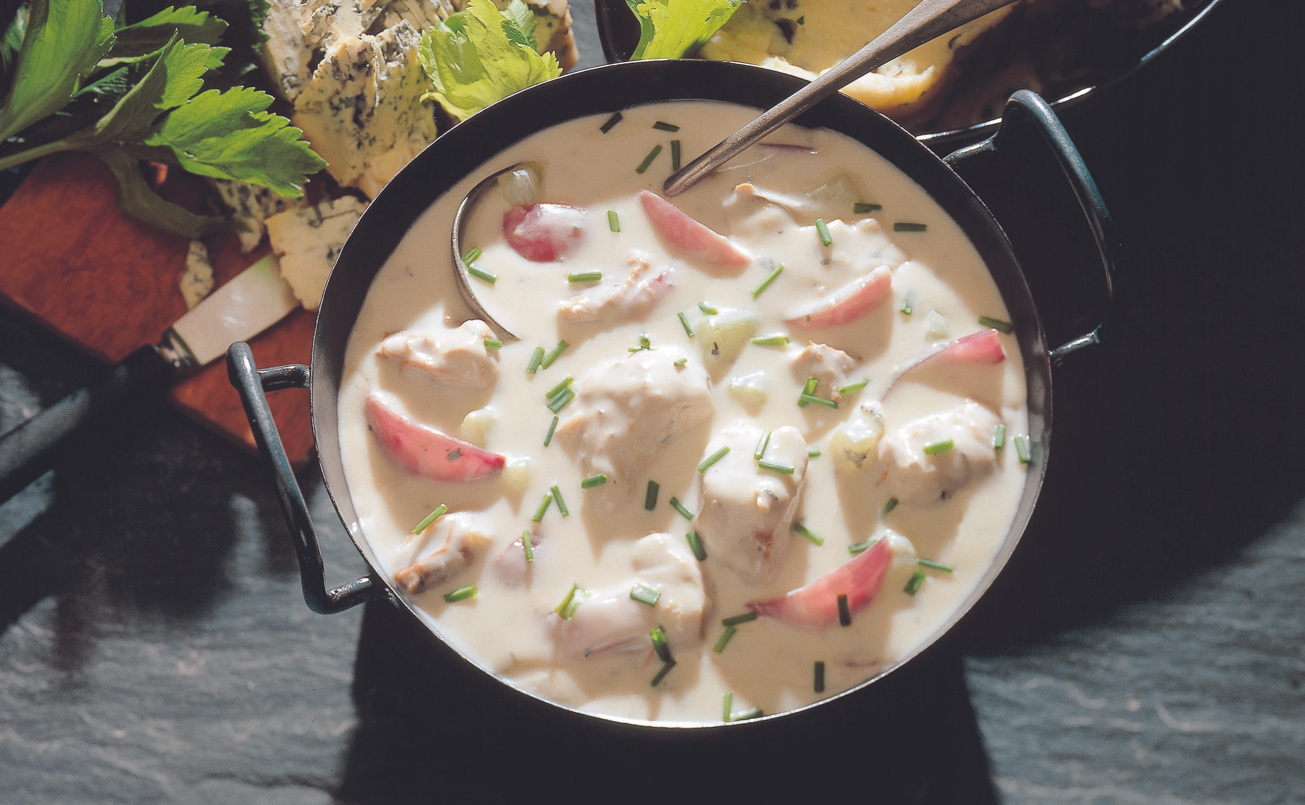 Schweinsragout mit Blauschimmelkäsesauce und Oliven-Selleriepüree