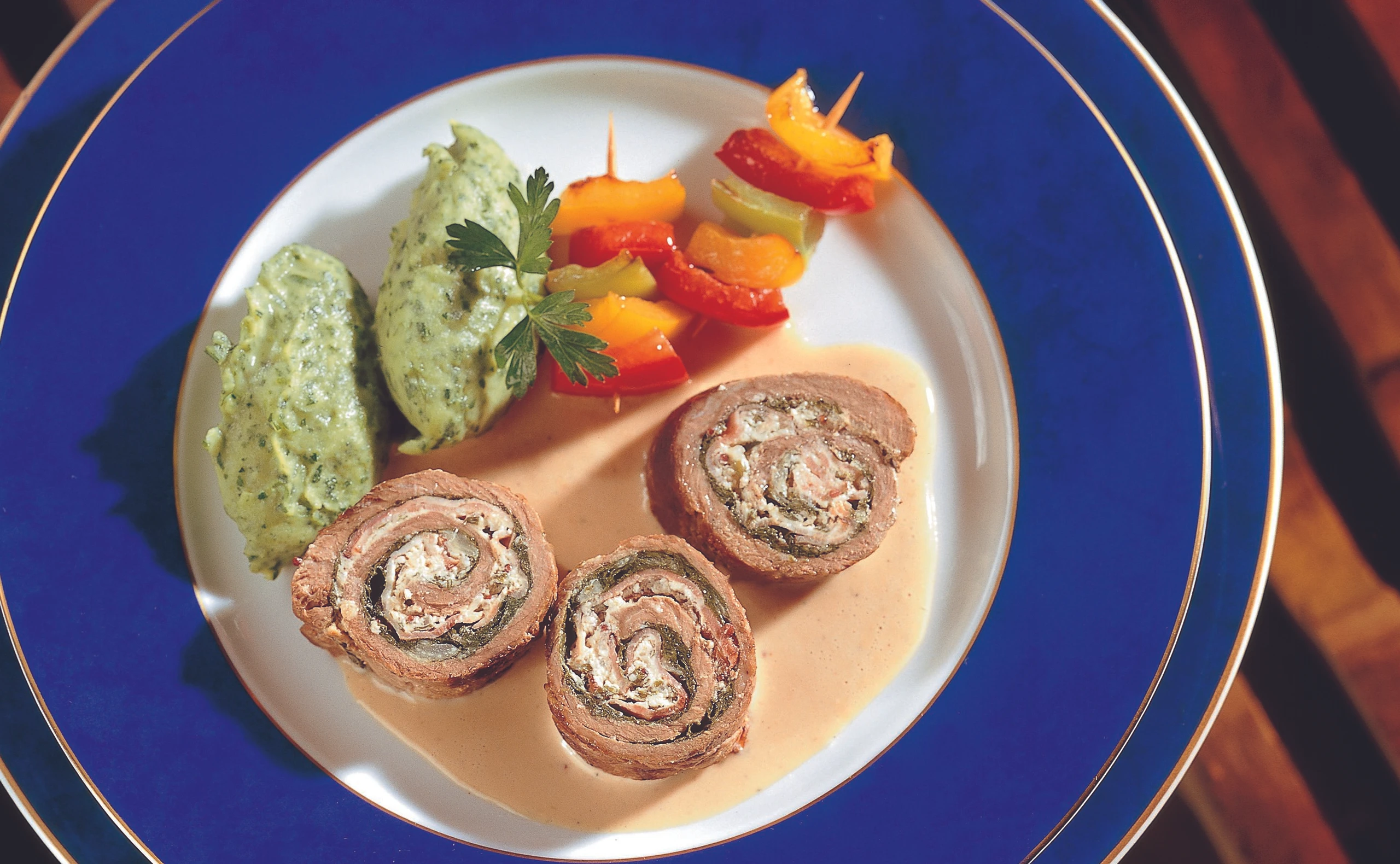 Rindsrouladen mit pikanter Frischkäsefülle