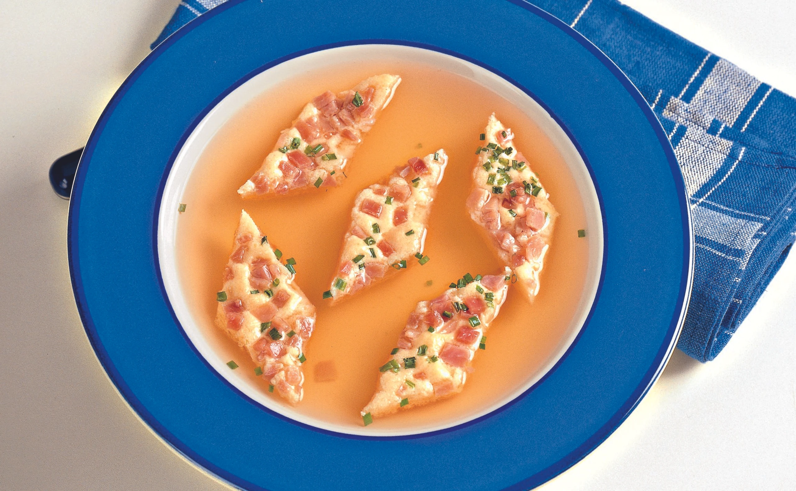Suppeneinlage: Biskuitschöberl mit Schinken