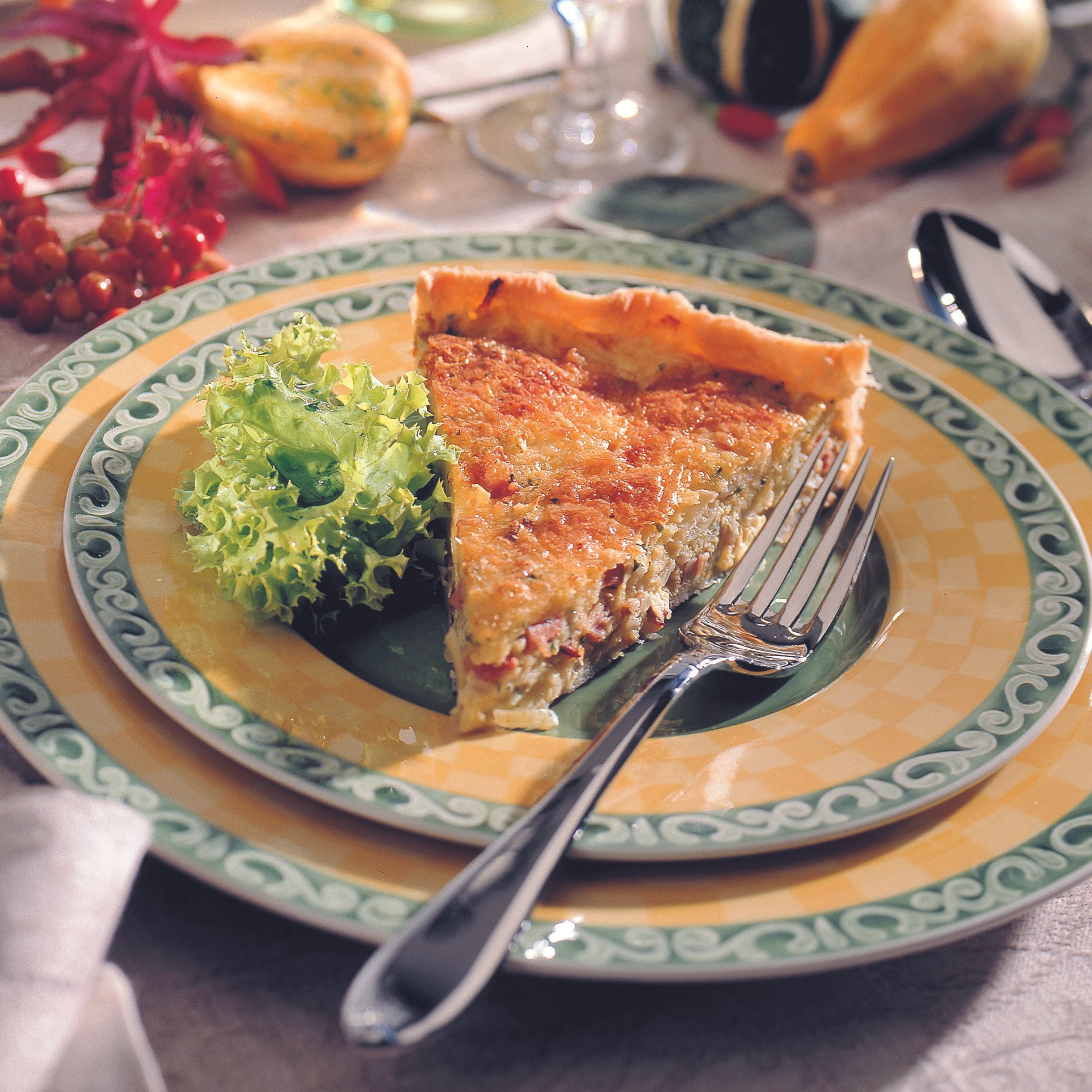Speck-Schinken-Zwiebelkuchen mit Blattsalat
