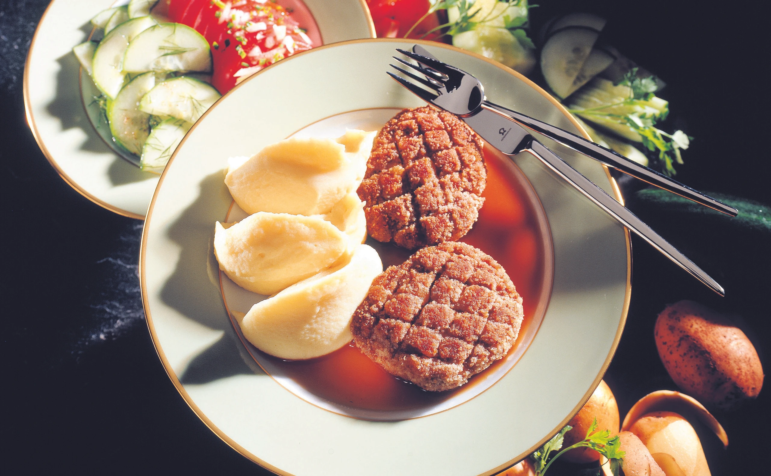 Butterschnitzerl mit Erdäpfelpüree und Salaten