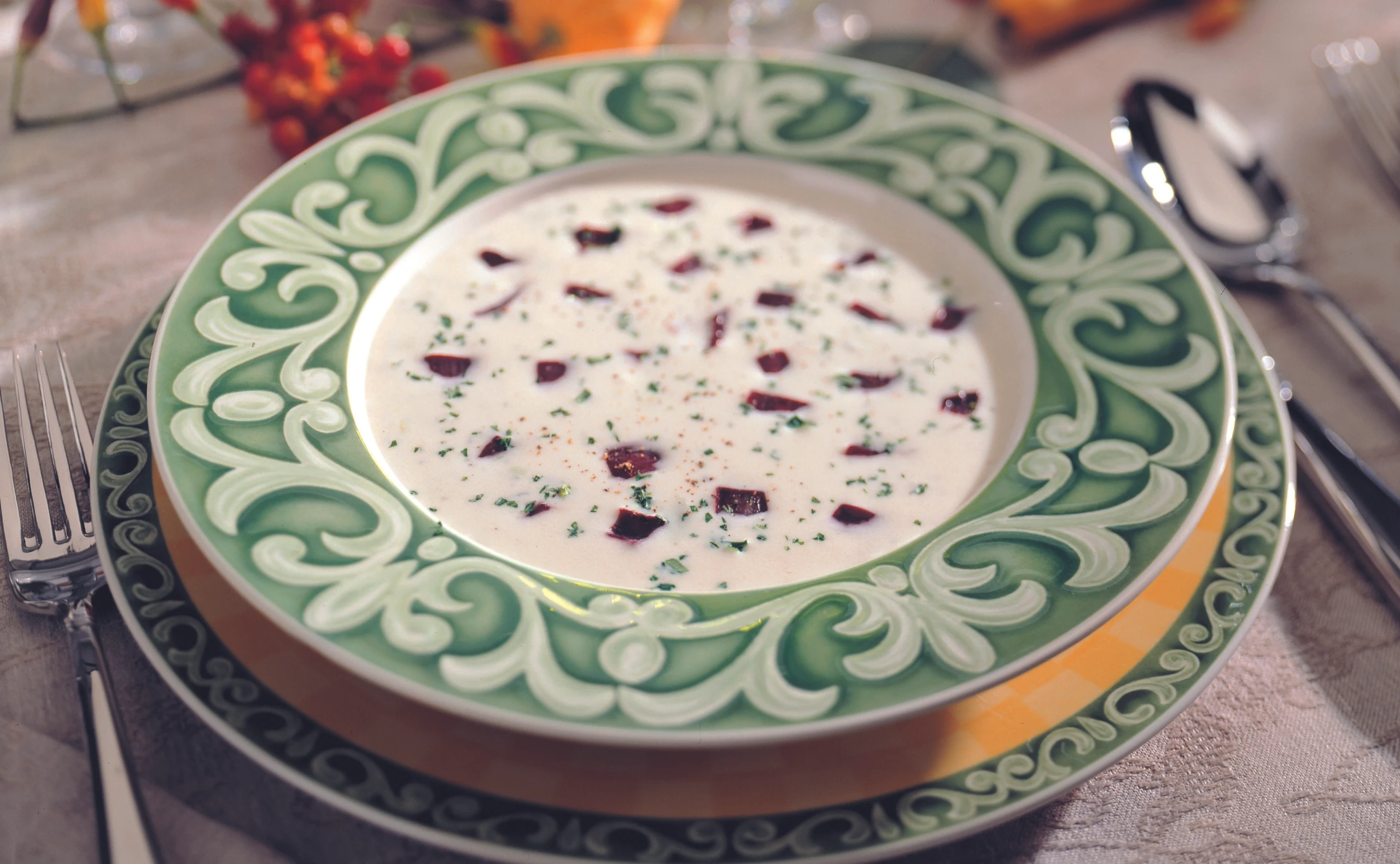Blauschimmelkäsesuppe mit Rotwein-Zwiebeln