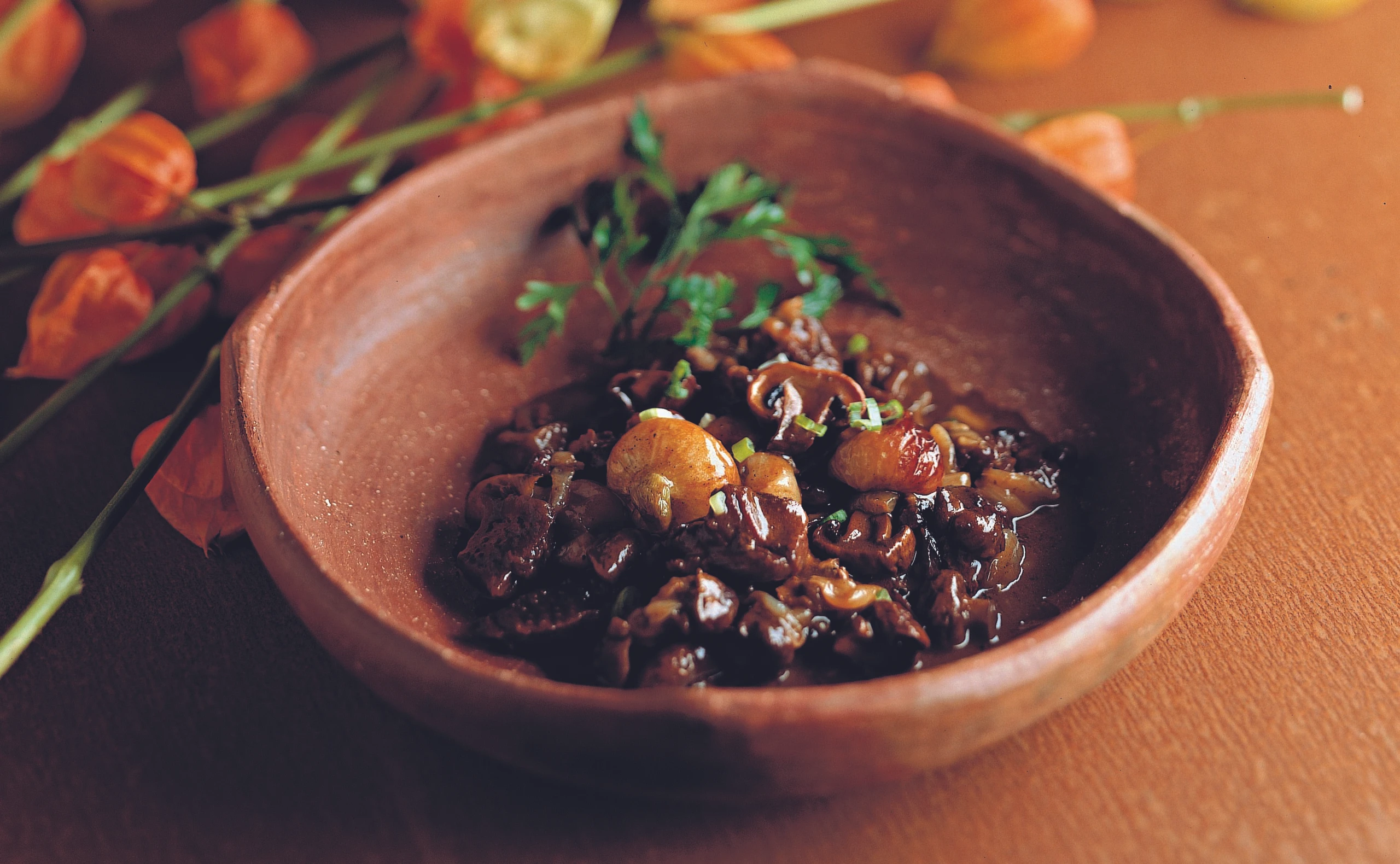 Ganslragout mit Kastanien, Schalotten und Champignons