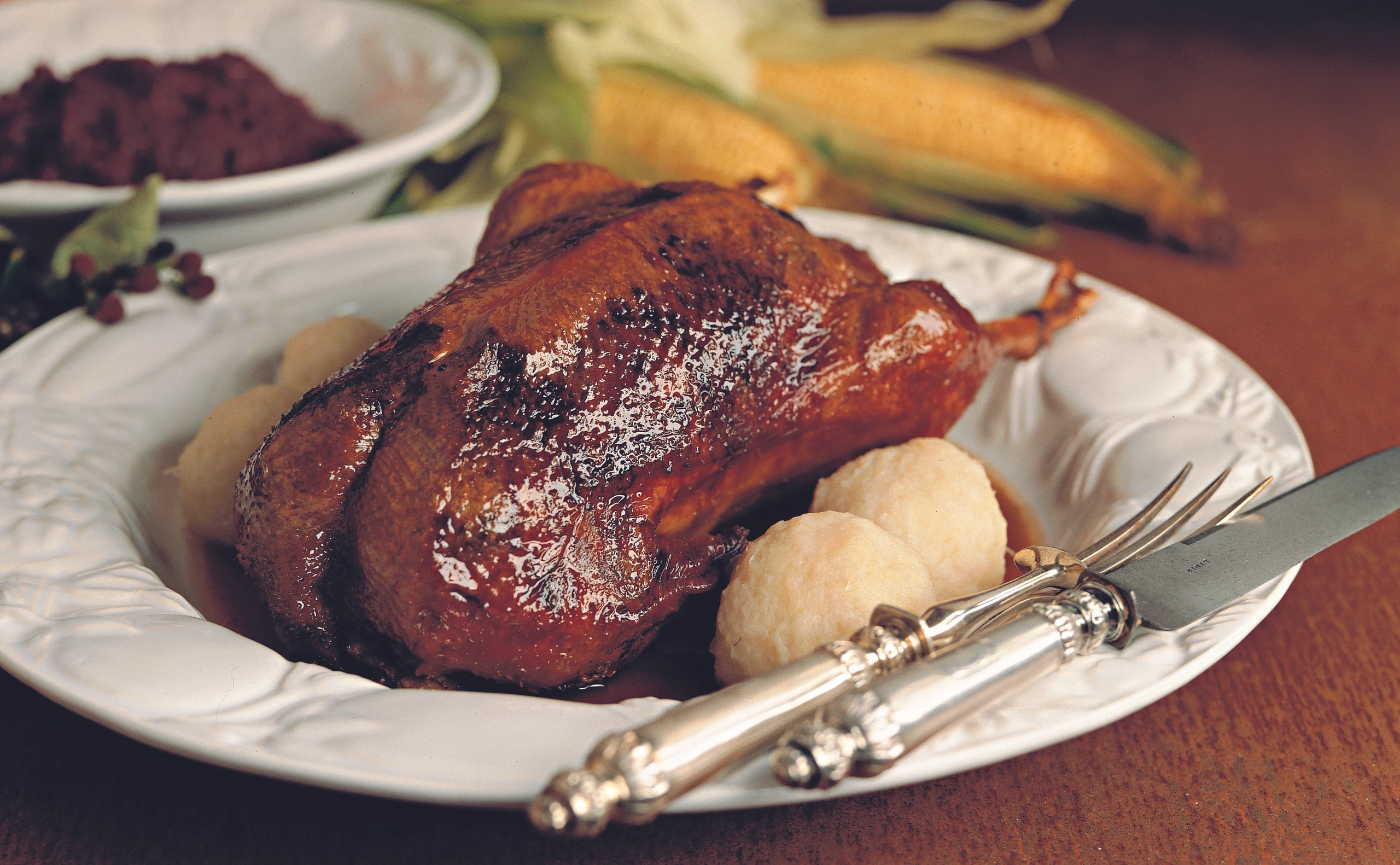 Gänsebraten mit Zwiebel, Apfel und Orange gefüllt