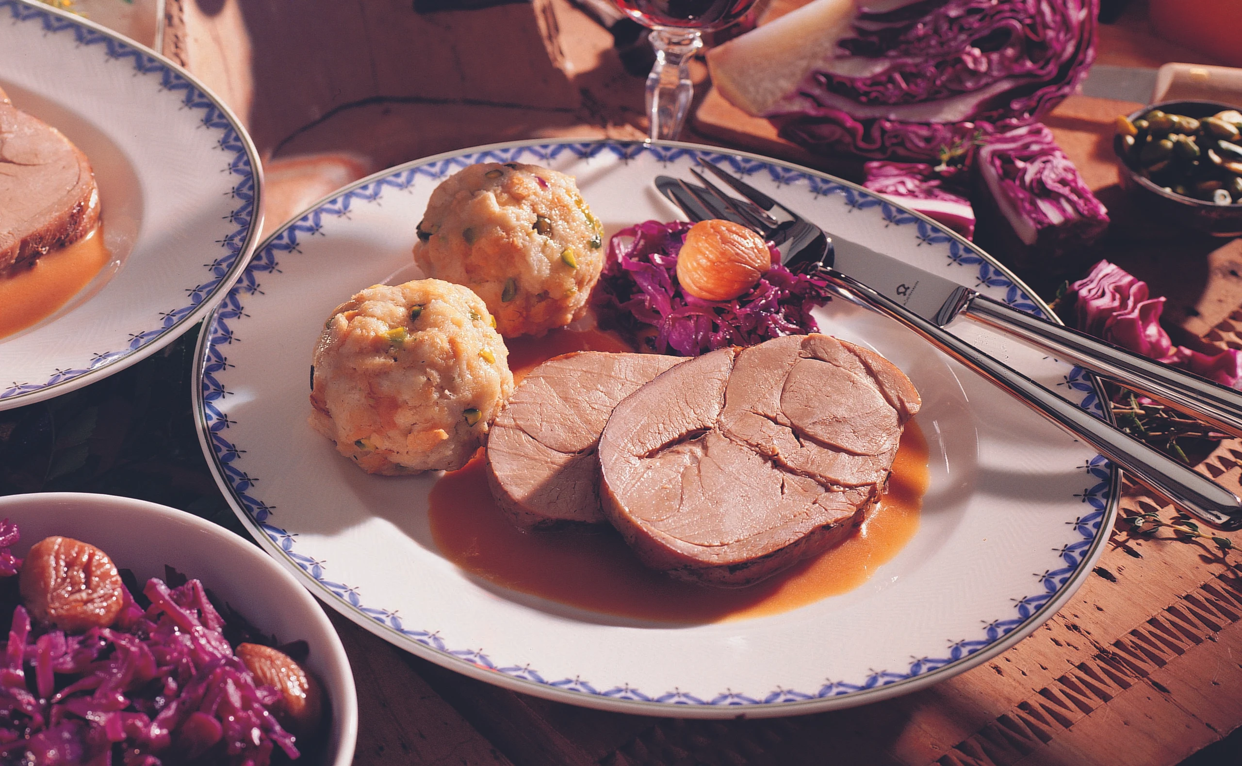 Marinierte Wildschweinkeule mit Hagebuttensauce