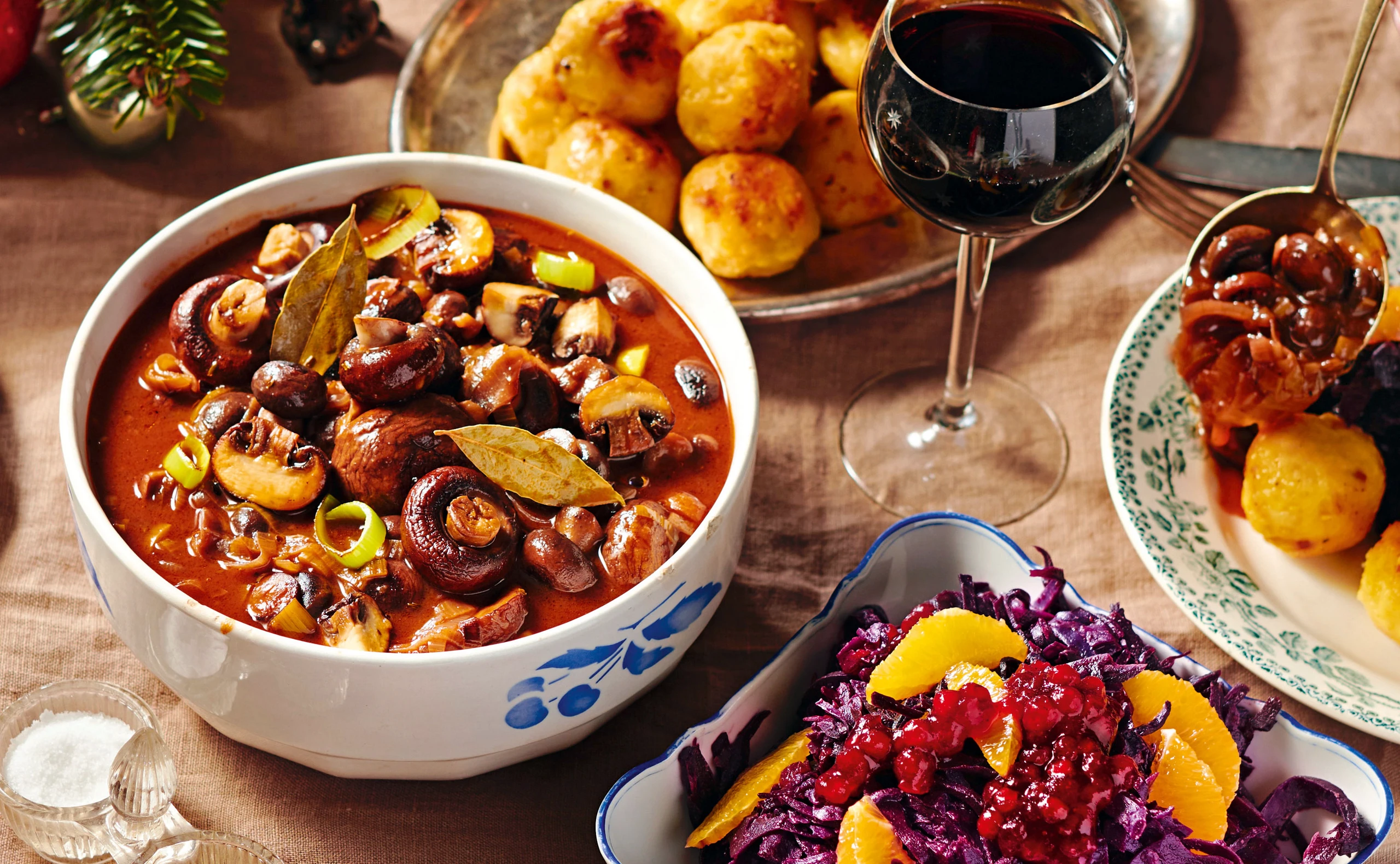 Pilz-Bourguignon mit Erdäpfelknöderln und Orangen-Rotkraut