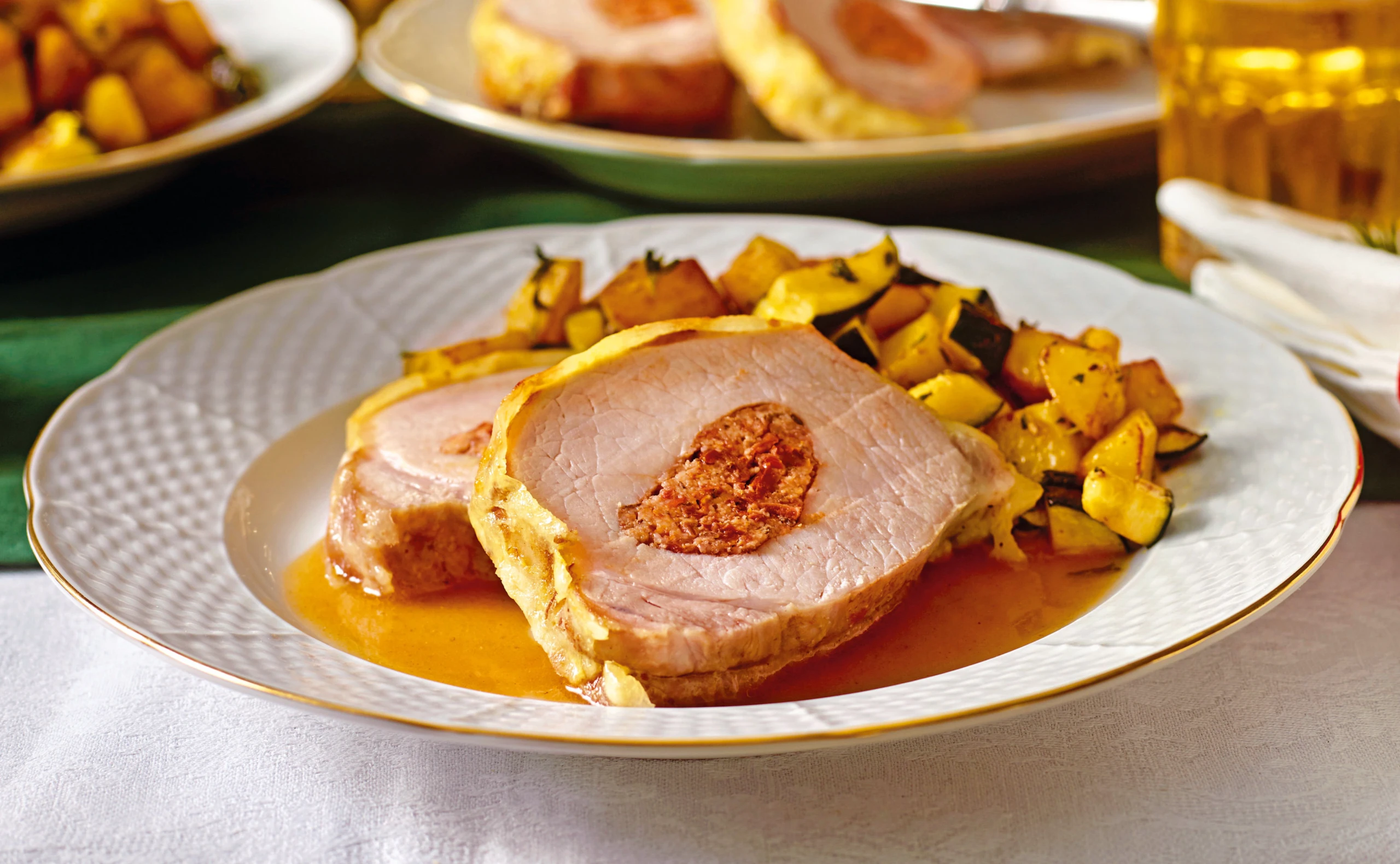 Schweinsrücken mit Schinkenfülle und Käsekruste