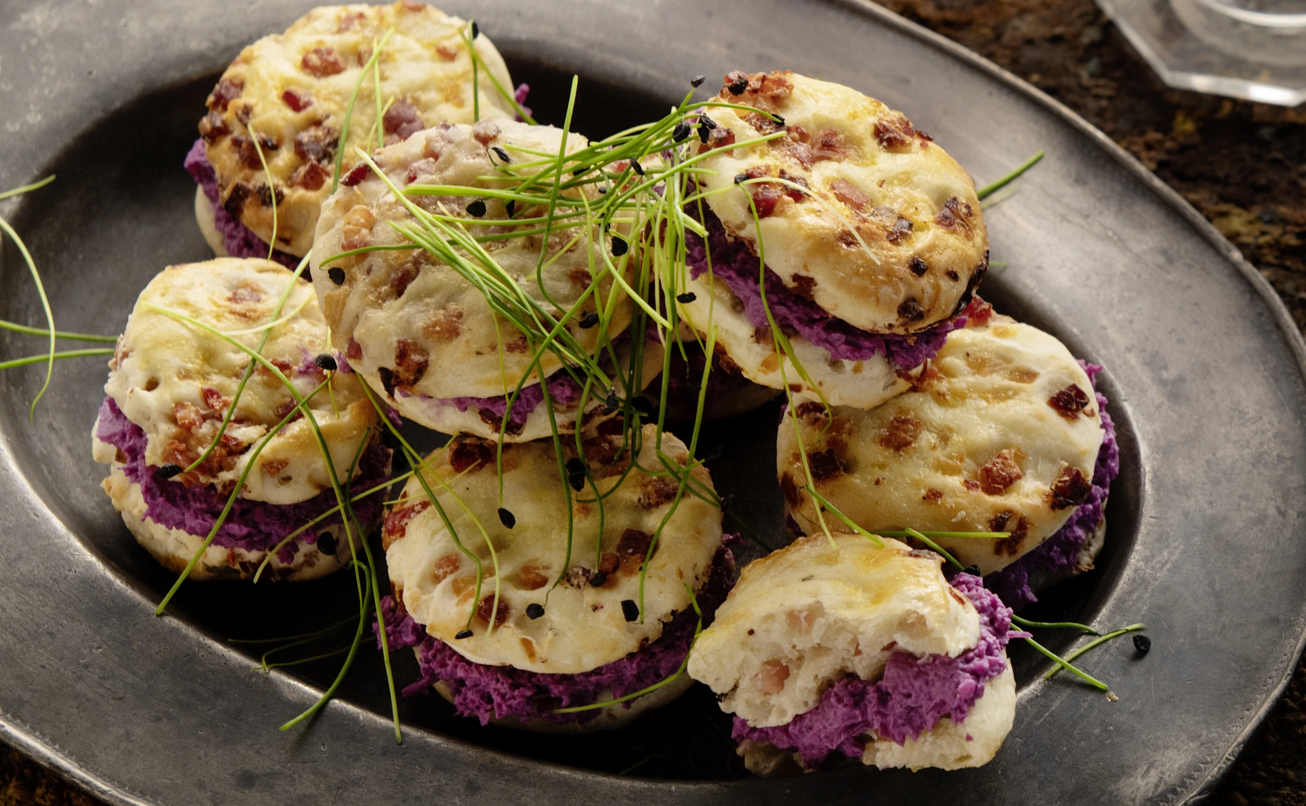 Speck-Macarons gefüllt mit Rotkrautcreme