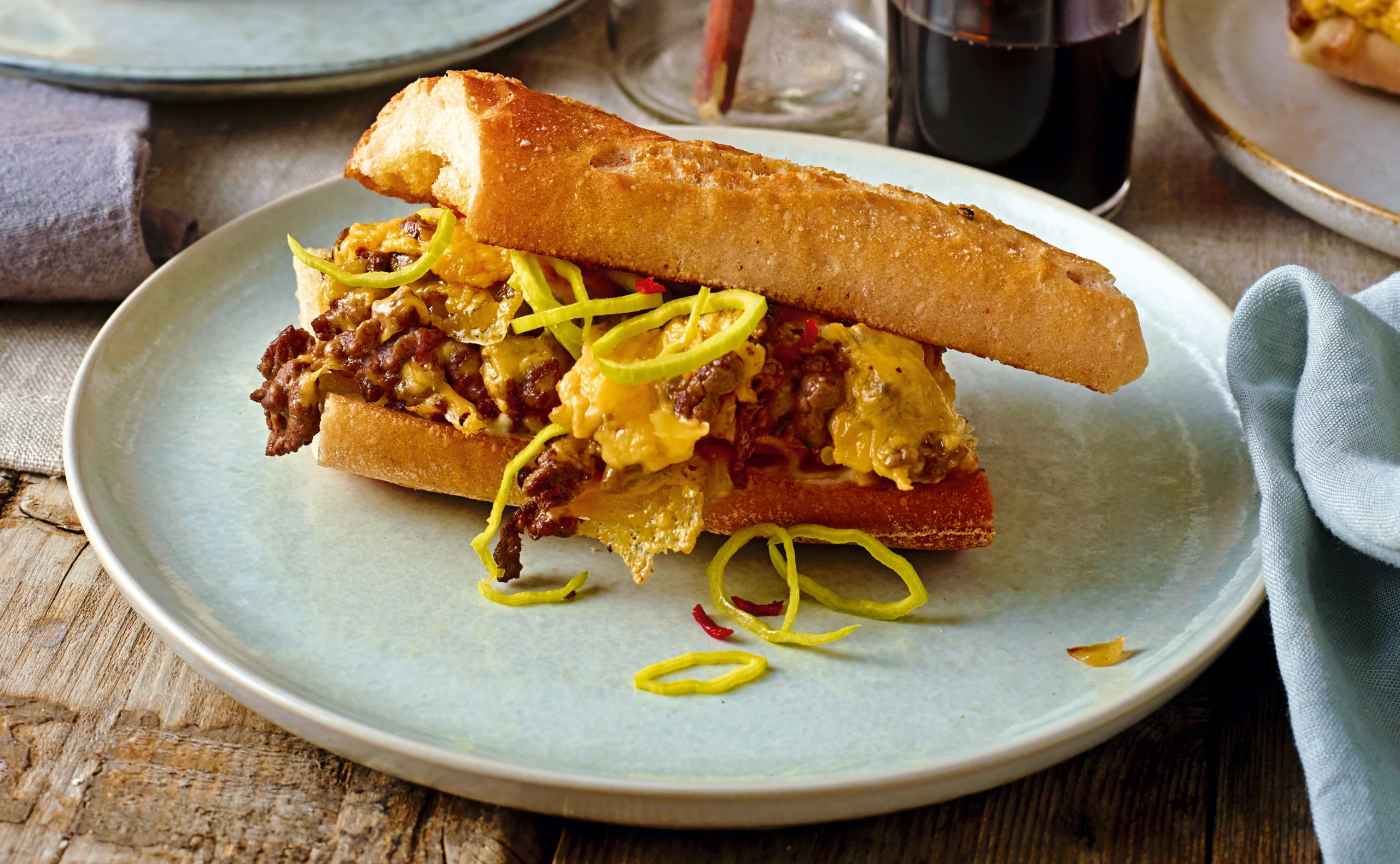 Käse-Steakbaguette mit Cheddar, Lauch und Chili