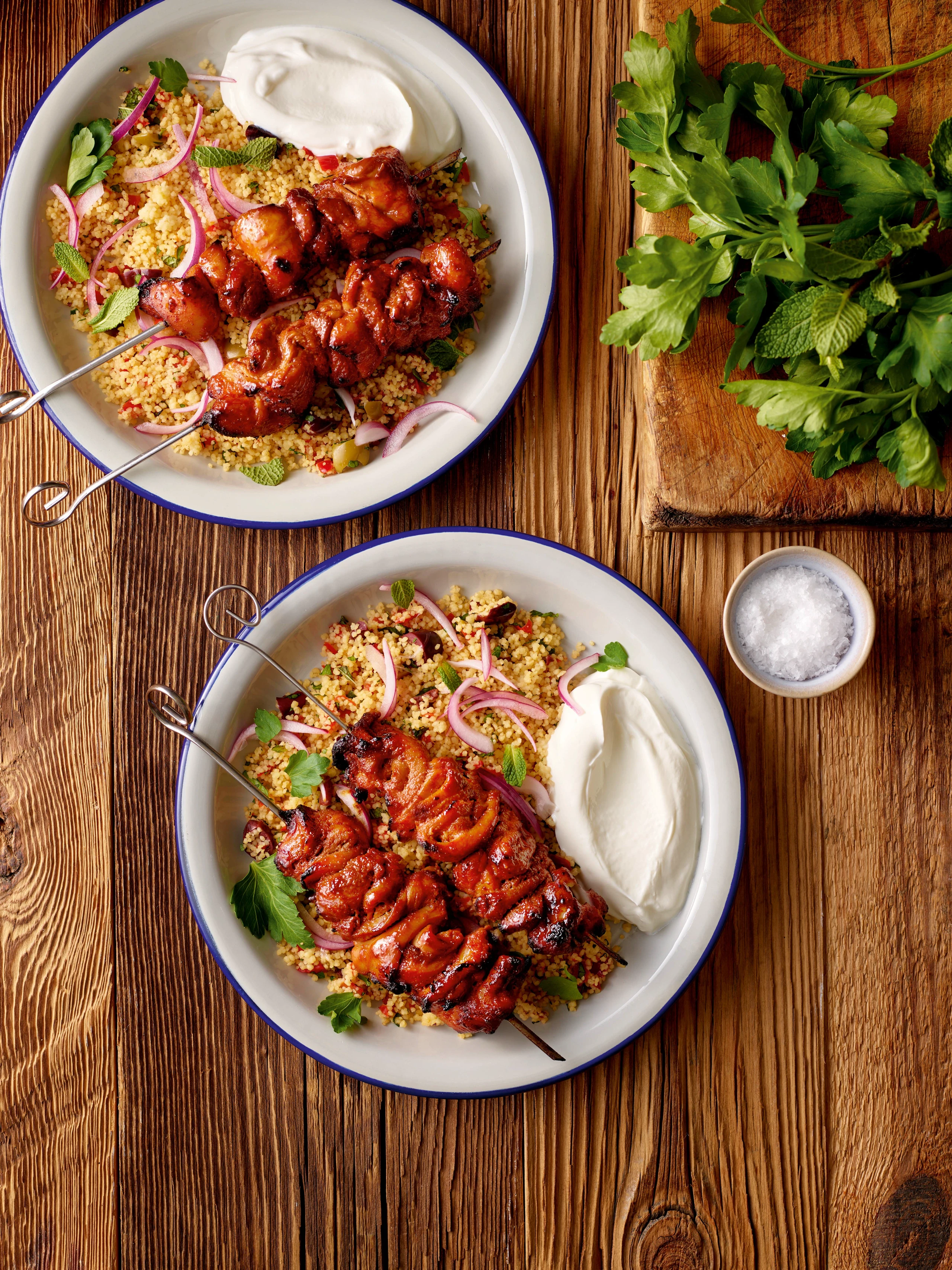 Saftige Harissa-Hühnerspieße mit Couscous