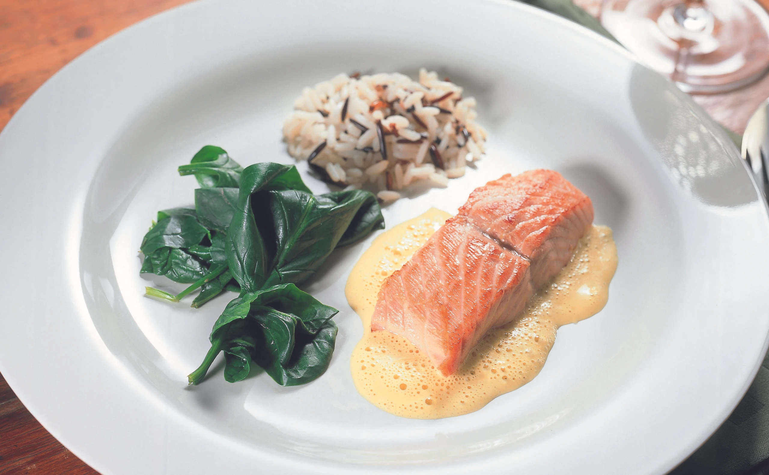 Lachs mit Currysauce auf Blattspinat