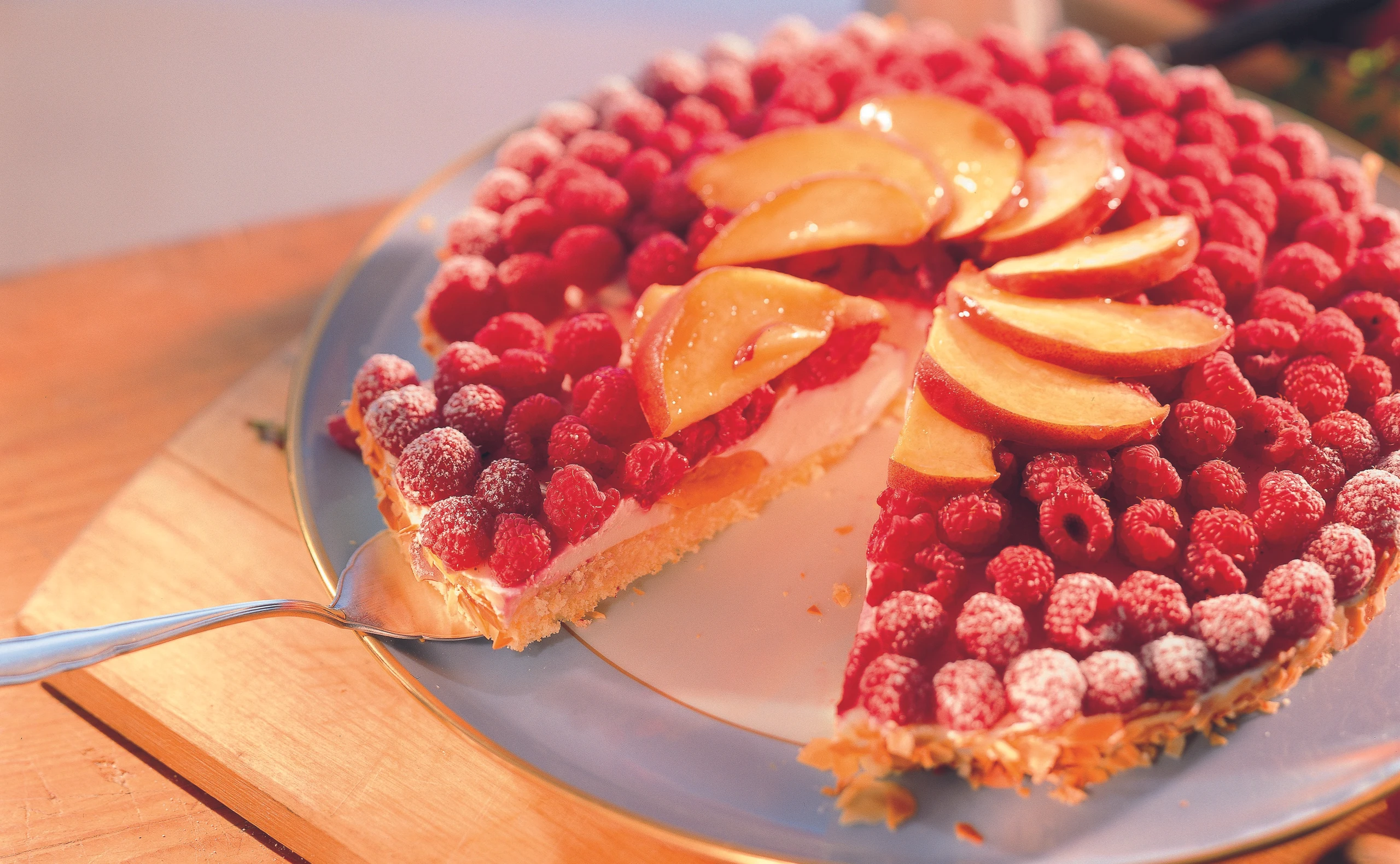 Himbeer-Pfirsich-Torte mit Weinschaumcreme