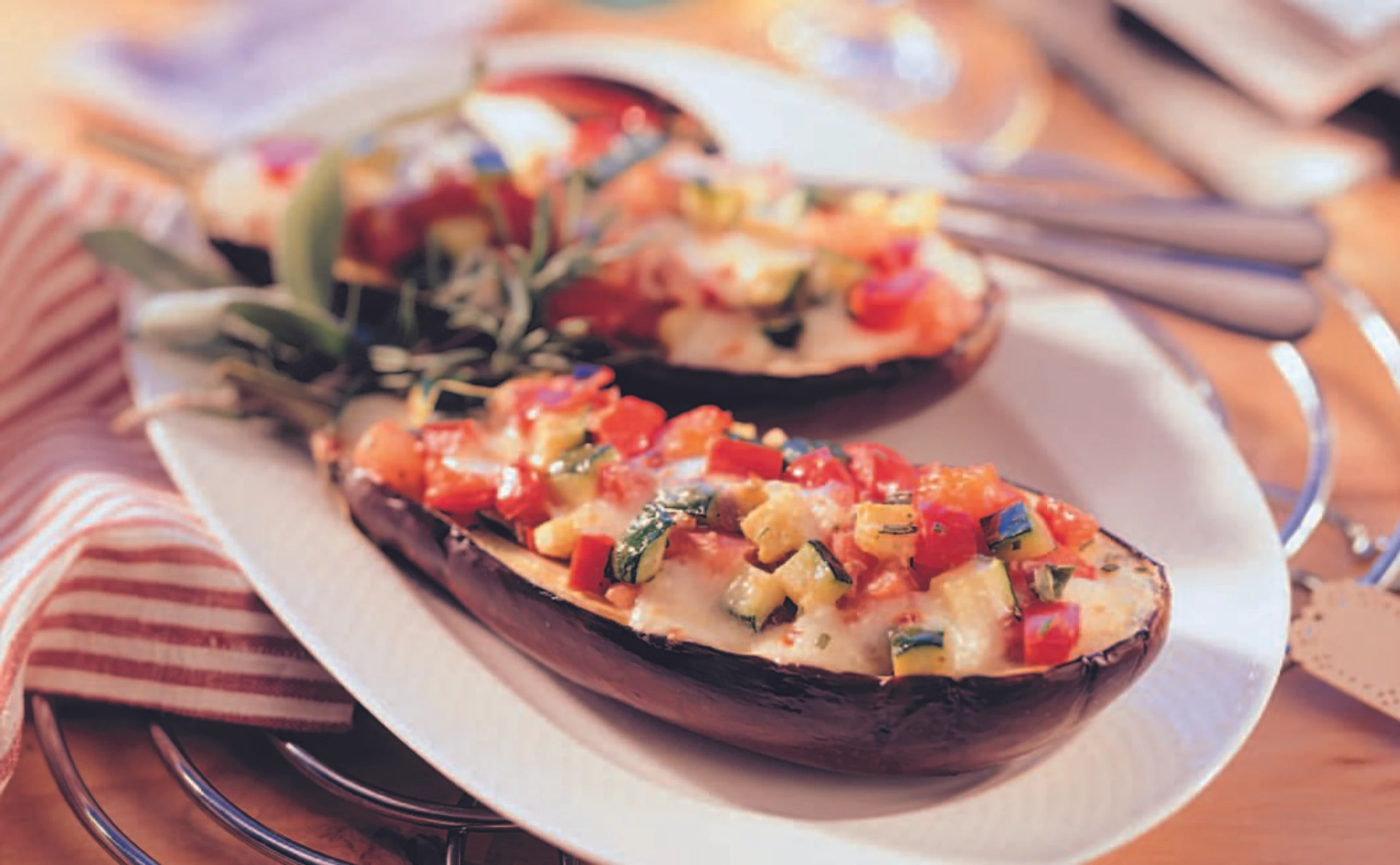 Gefüllte Melanzani mit Gemüse und Mozzarella