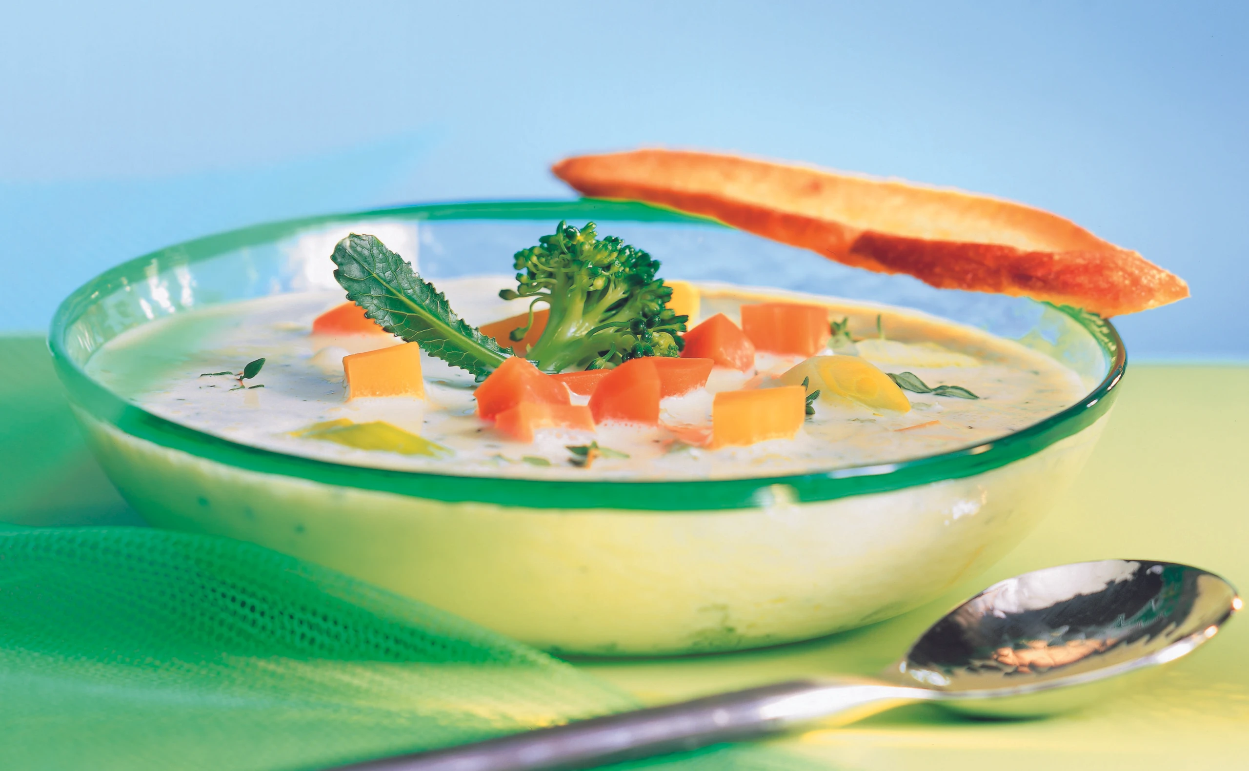 Thymian-Cremesuppe mit Gemüse und Oliven-Croûtons