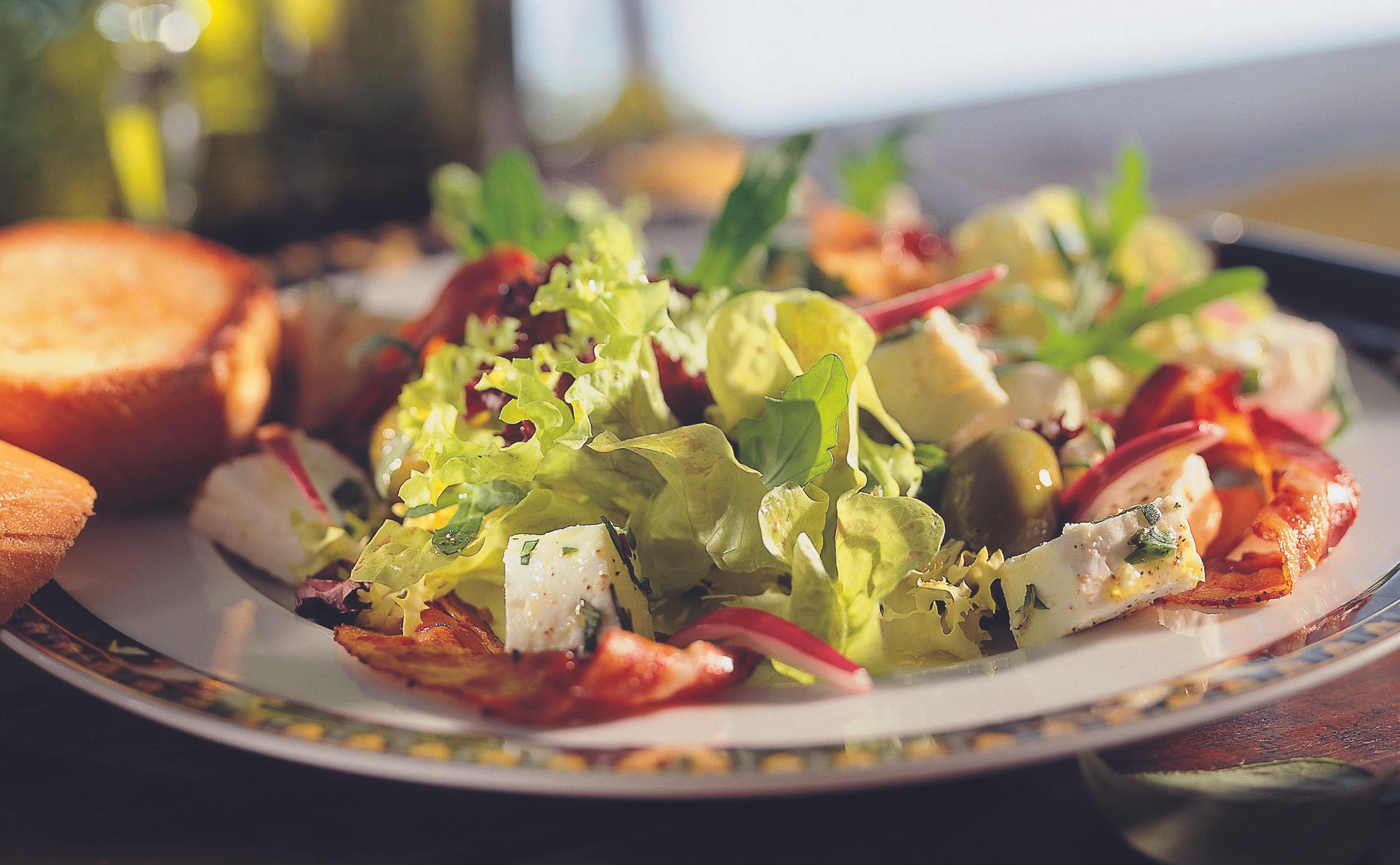 Blattsalate mit Schafkäse und Speck