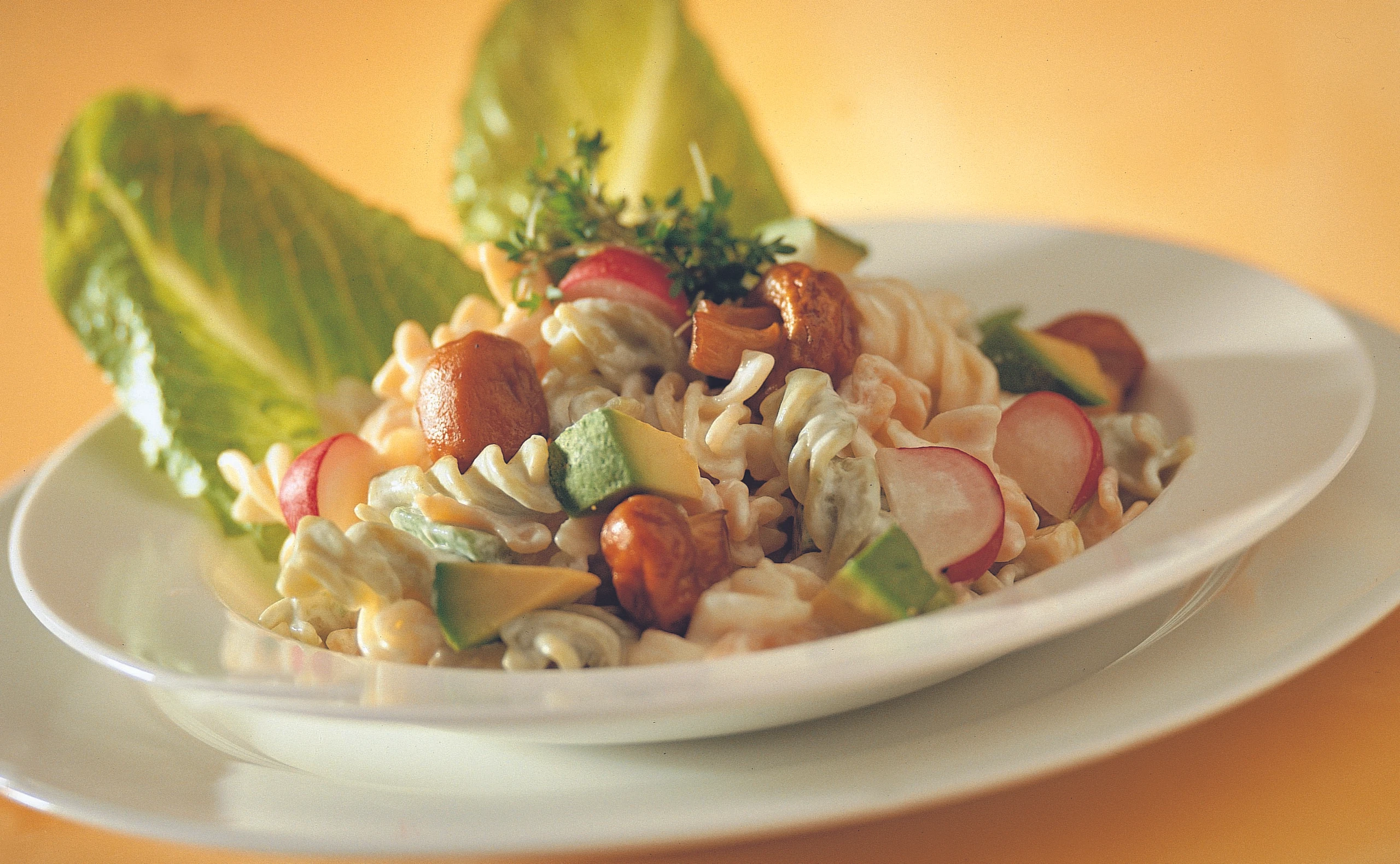Bunter Nudelsalat mit Rahmdressing