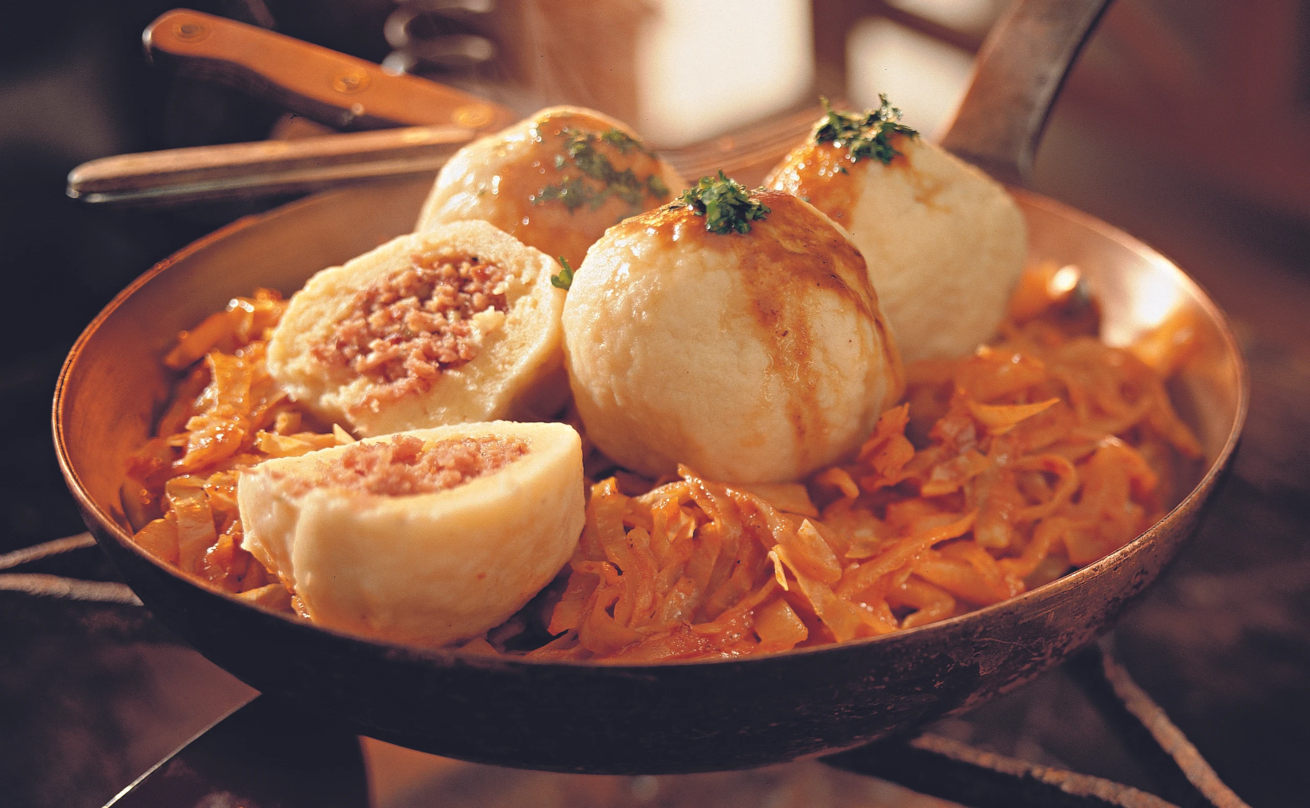 Hascheeknödel mit Kräutersafterl