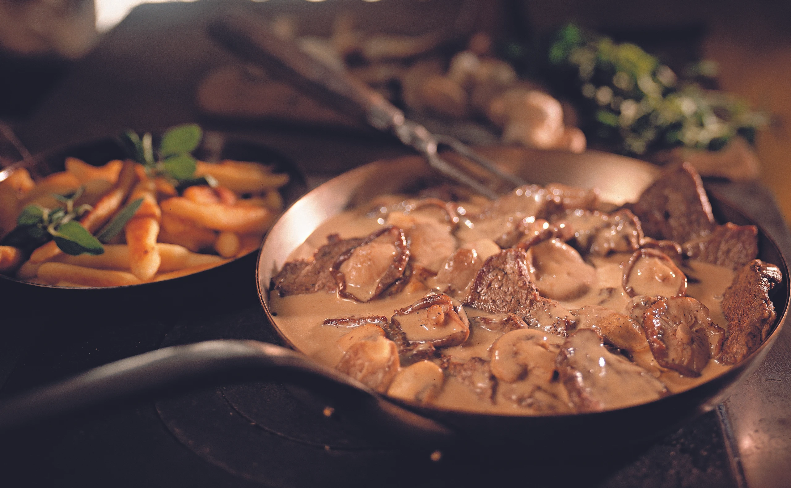 Rindsfiletscheiben mit Schwammerlsauce und gebratenen Erdäpfelnudeln