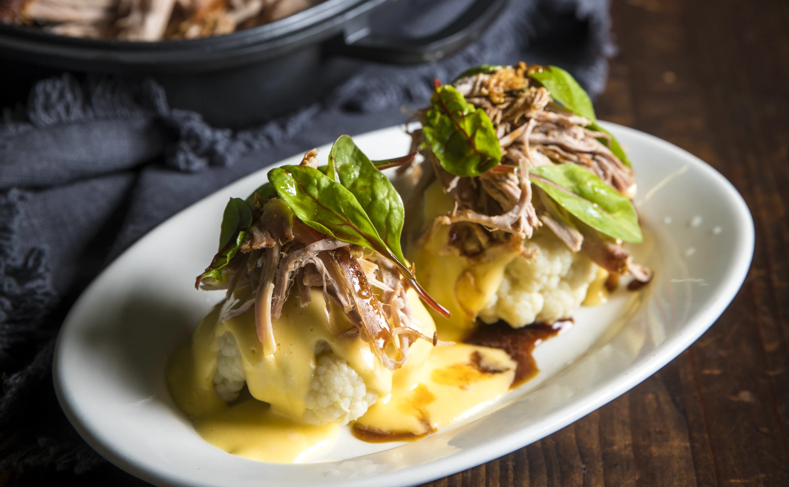 Pulled Pork auf Mini-Karfiol mit Sauce Hollandaise
