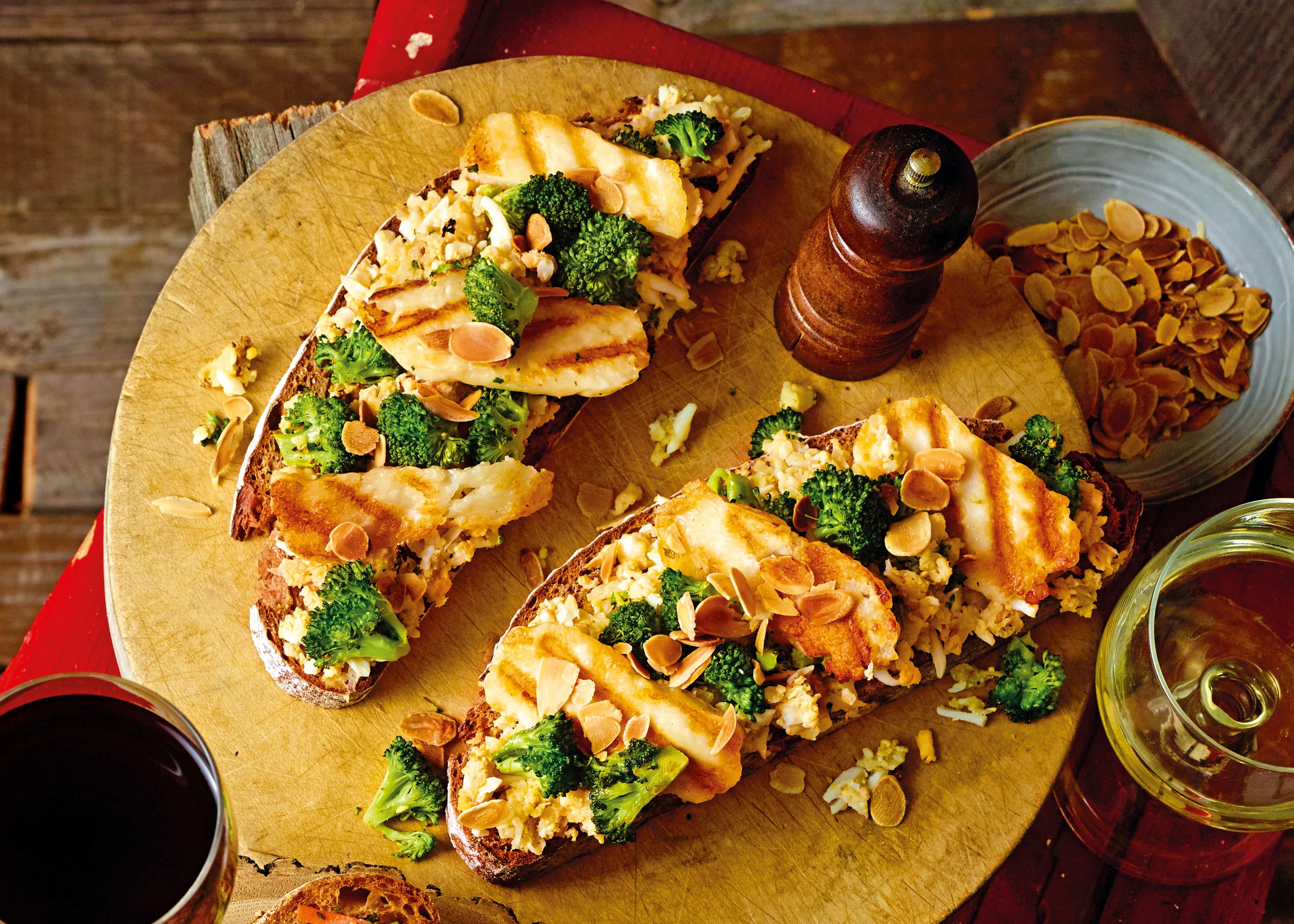 Brot mit Karfiolaufstrich, Brokkoli, Halloumi und Mandeln