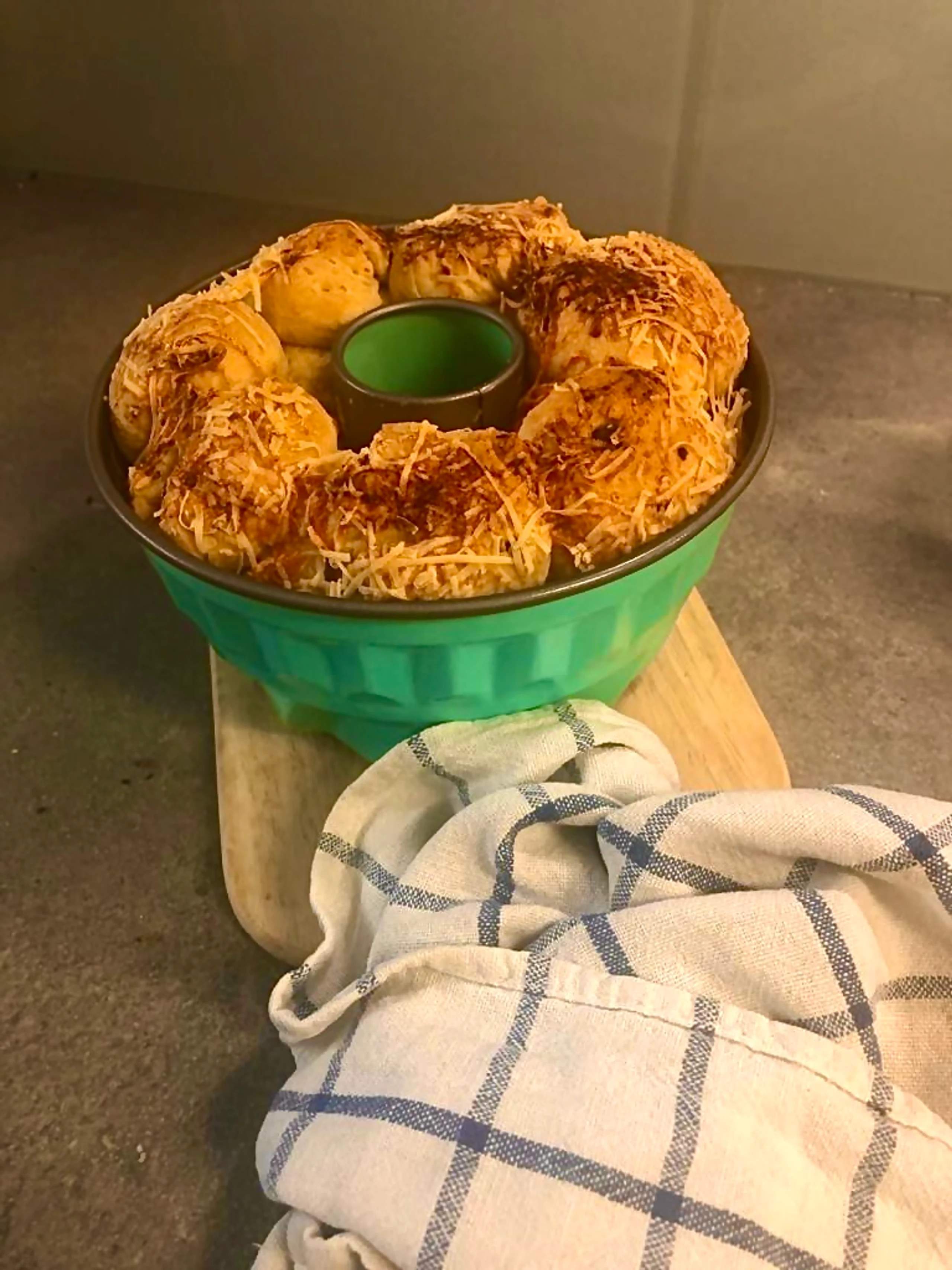Pikantes Monkey Bread: Affenbrot mit Speck und Parmesan