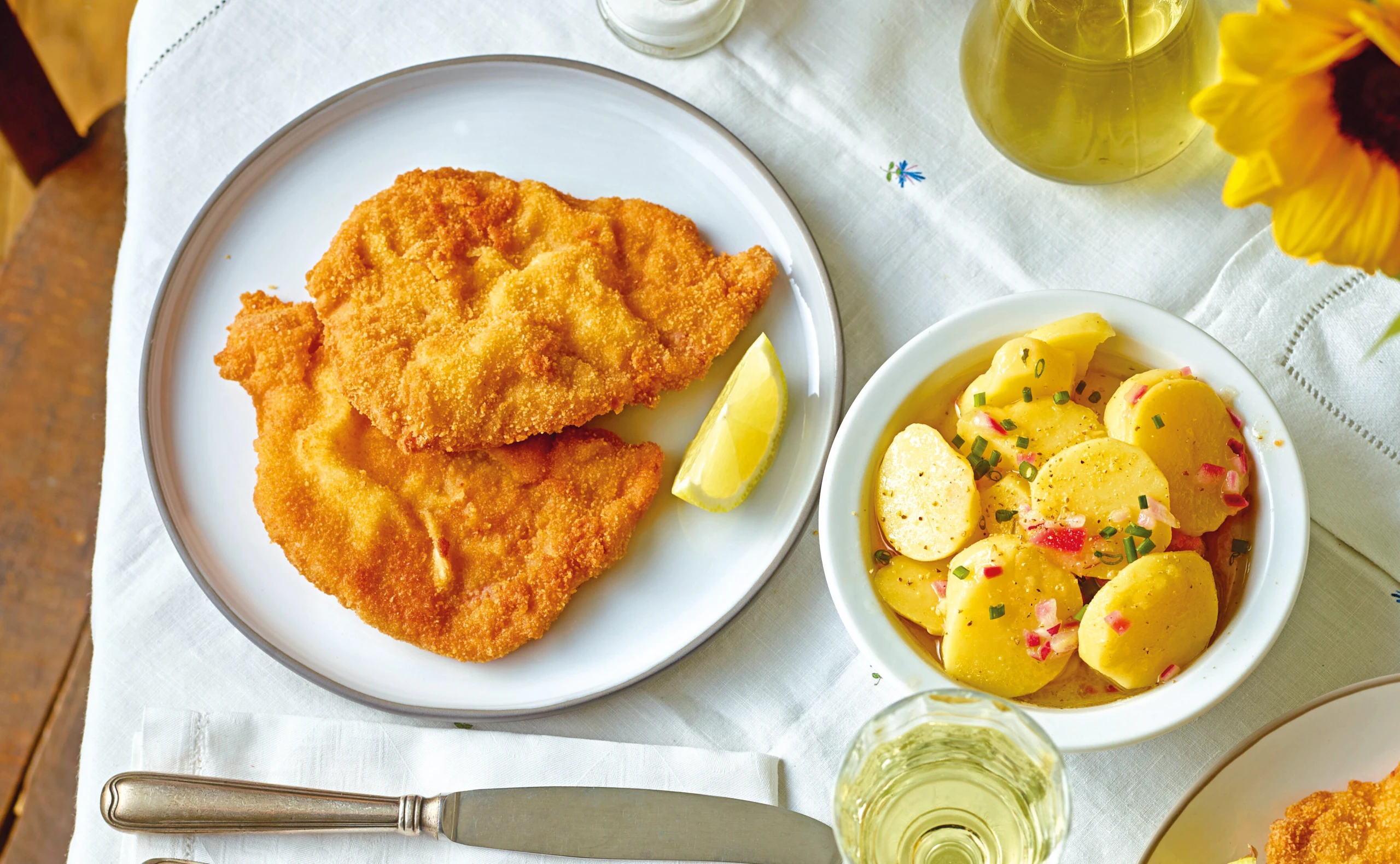Gebackenes Schweinsschnitzel mit Erdäpfelsalat