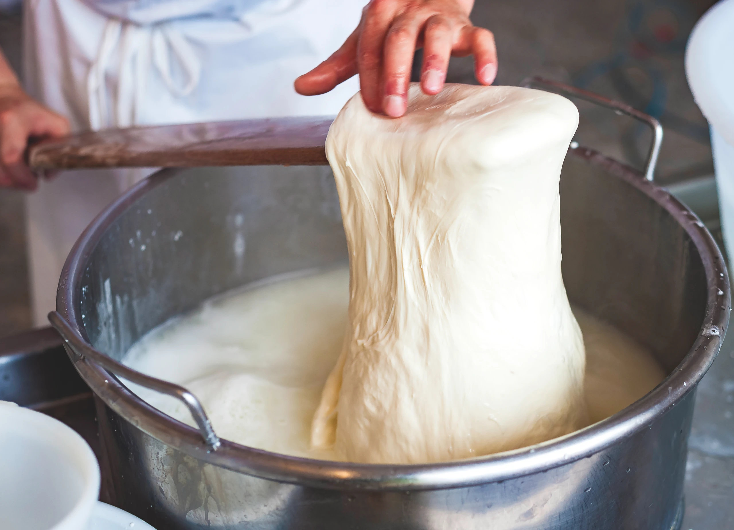 © iStock Mozzarella-Herstellung
