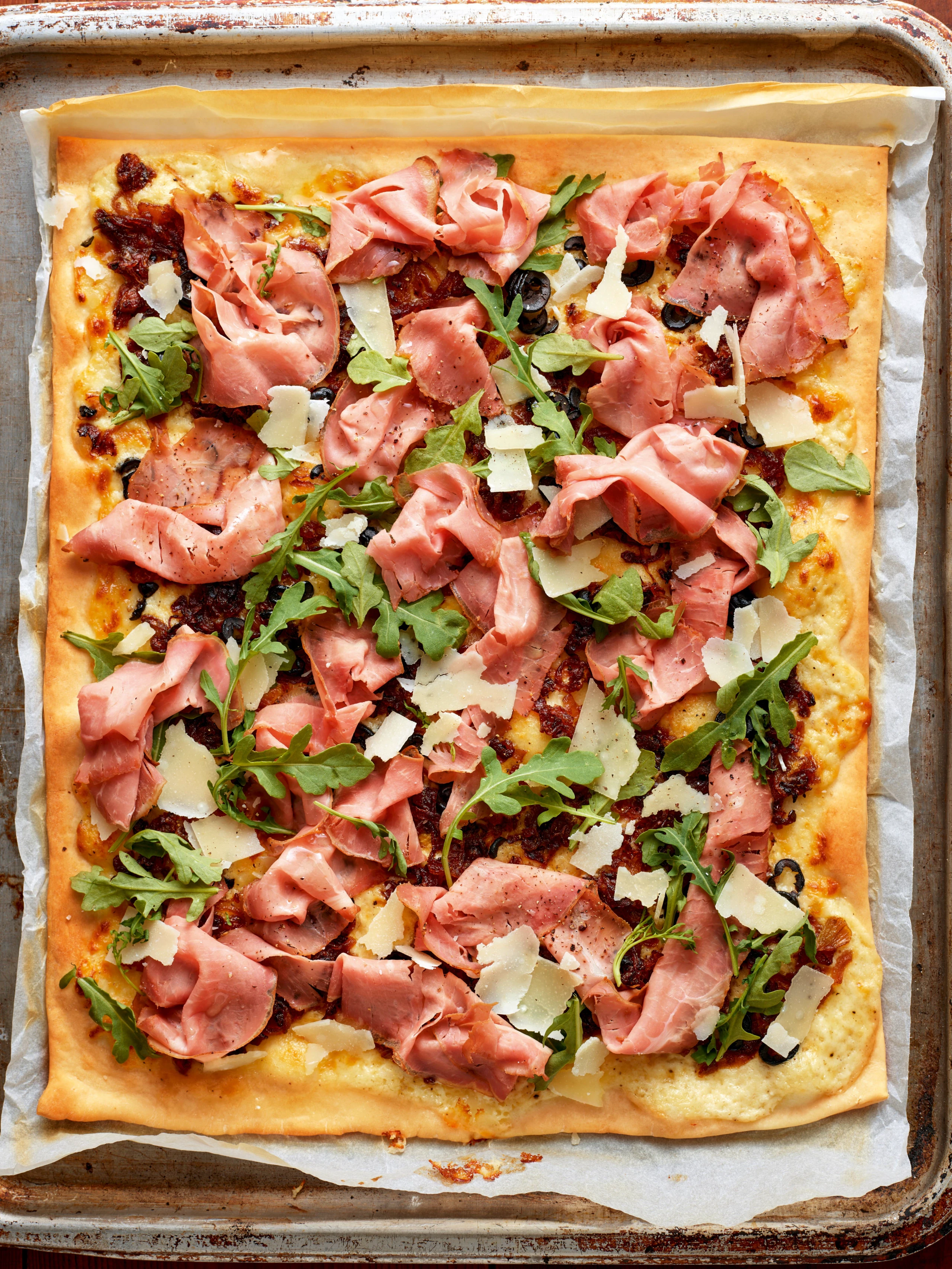 Flammkuchen mit karamellisierten Zwiebeln und Roastbeef auf Parmesancreme