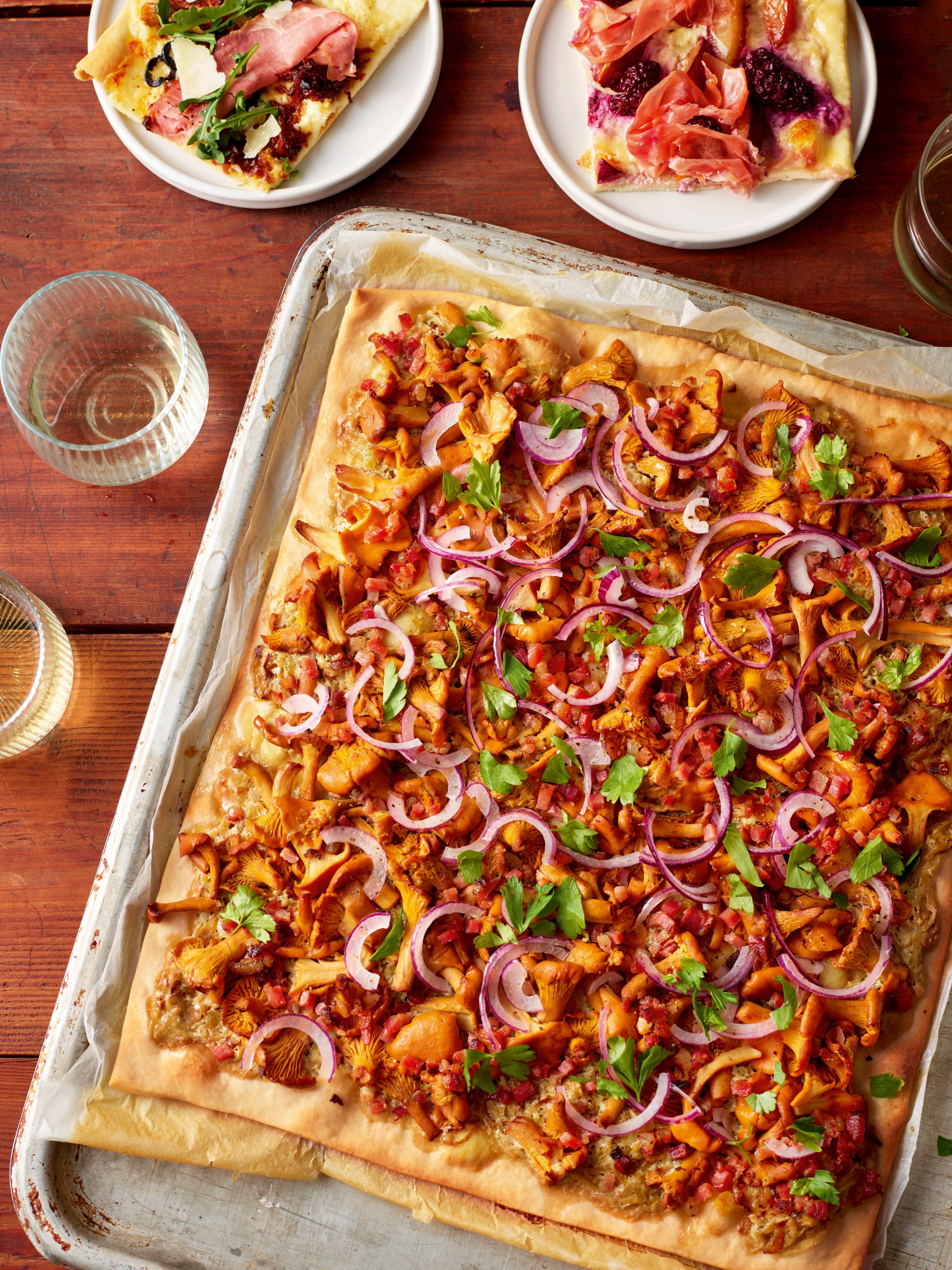 Flammkuchen mit Eierschwammerln, Speck und Lauchcreme