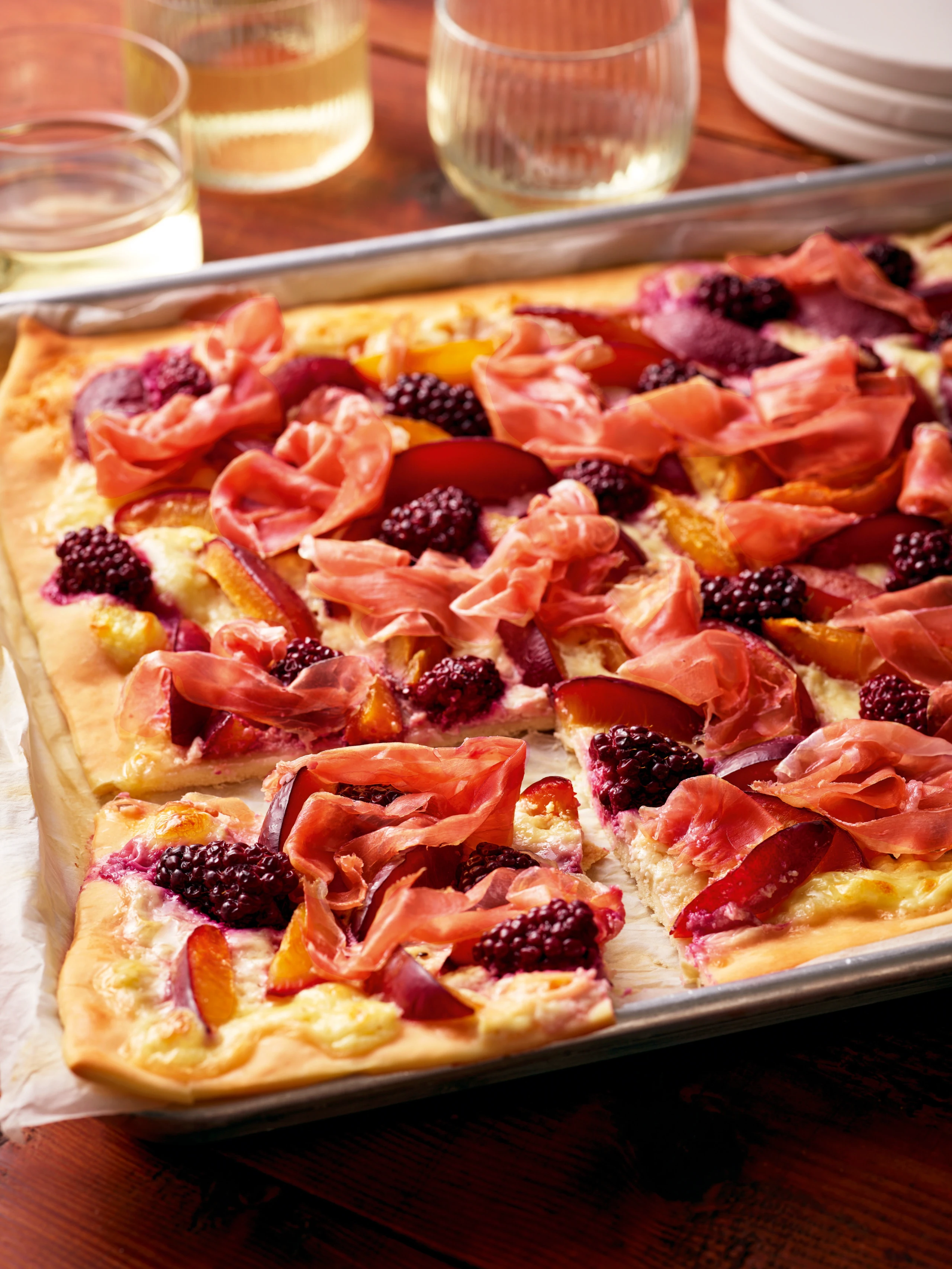 Fruchtiger Flammkuchen mit Serrano auf Camembertcreme