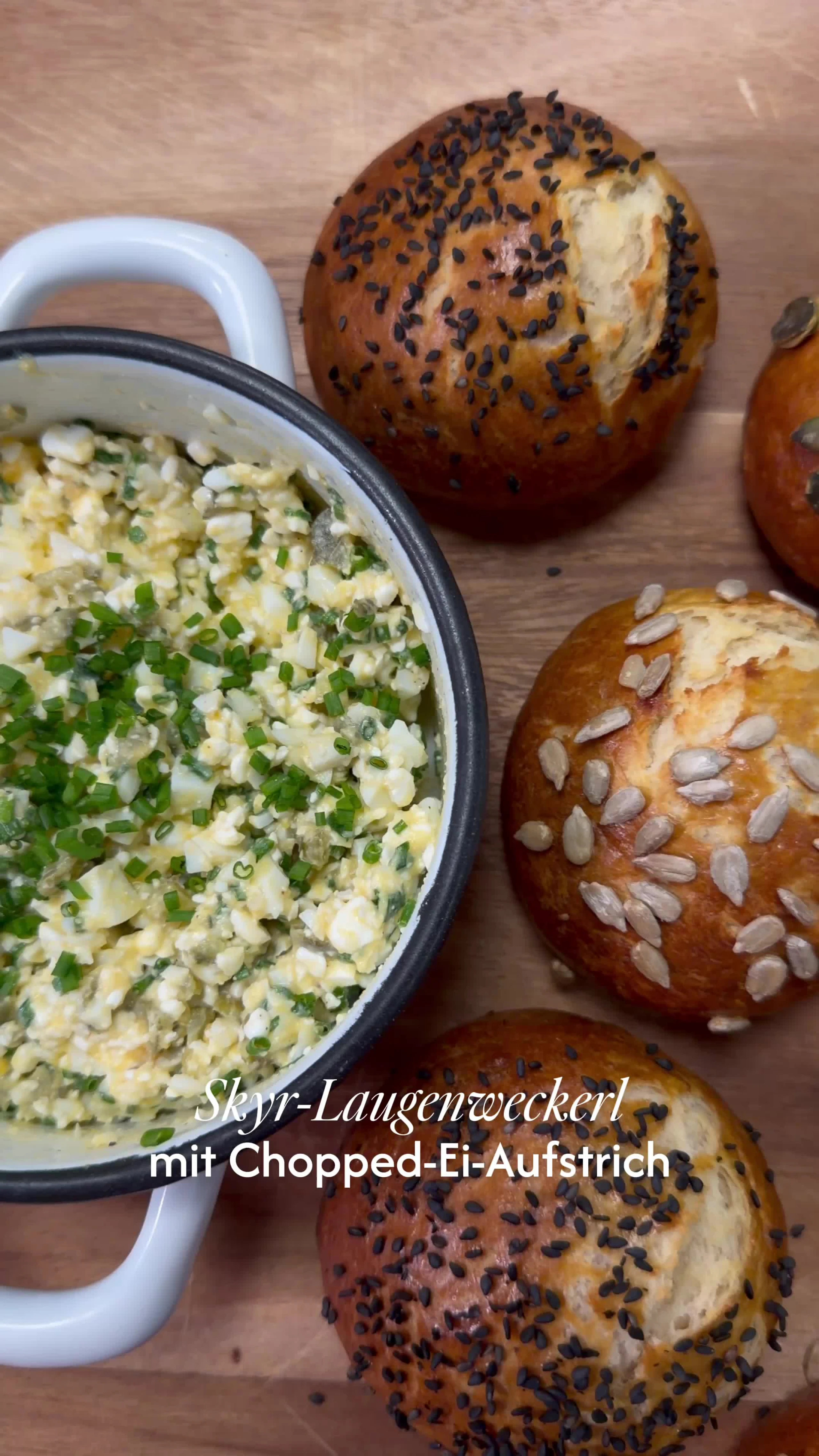 Skyr-Laugenweckerl mit Chopped Ei-Aufstrich