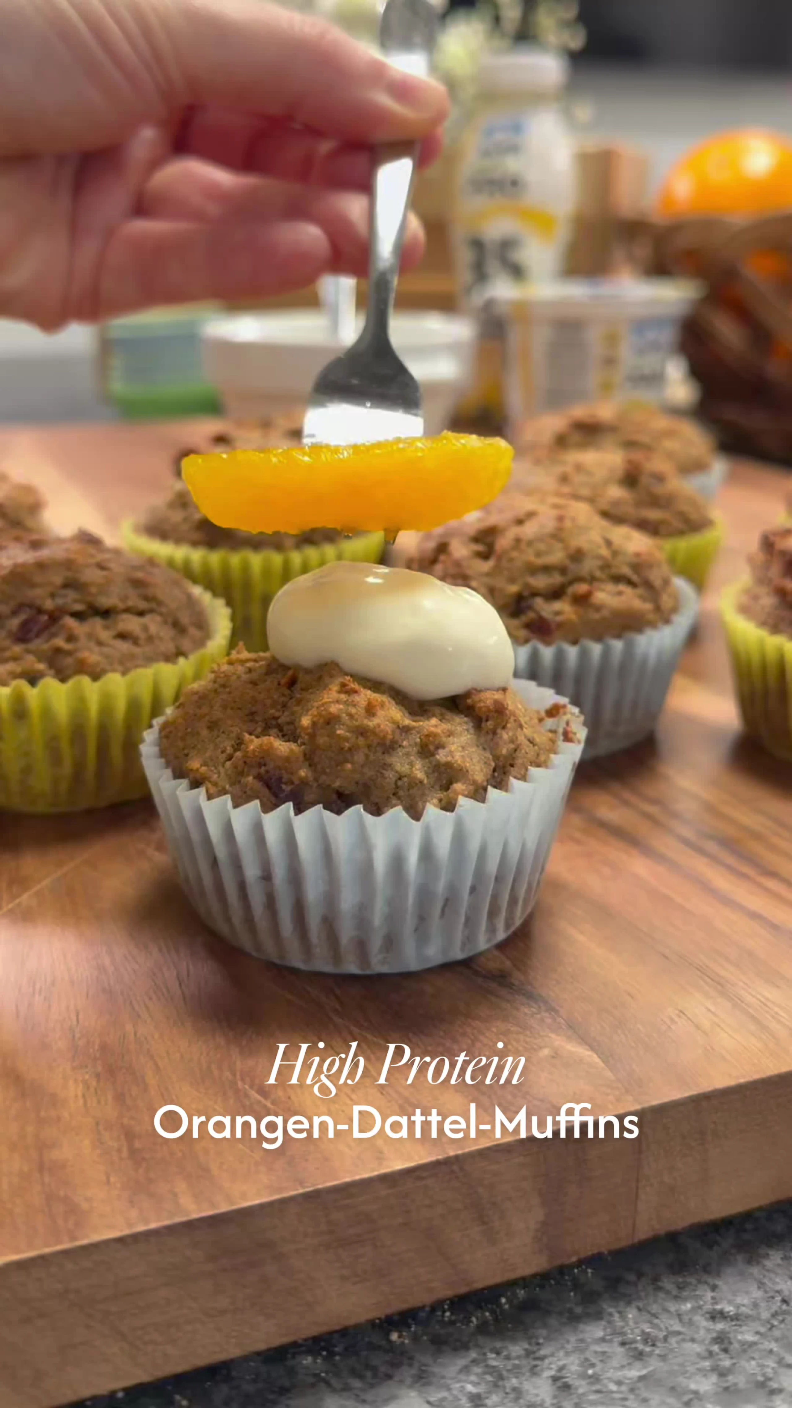 Orangen-Muffins mit Datteln und Walnüssen