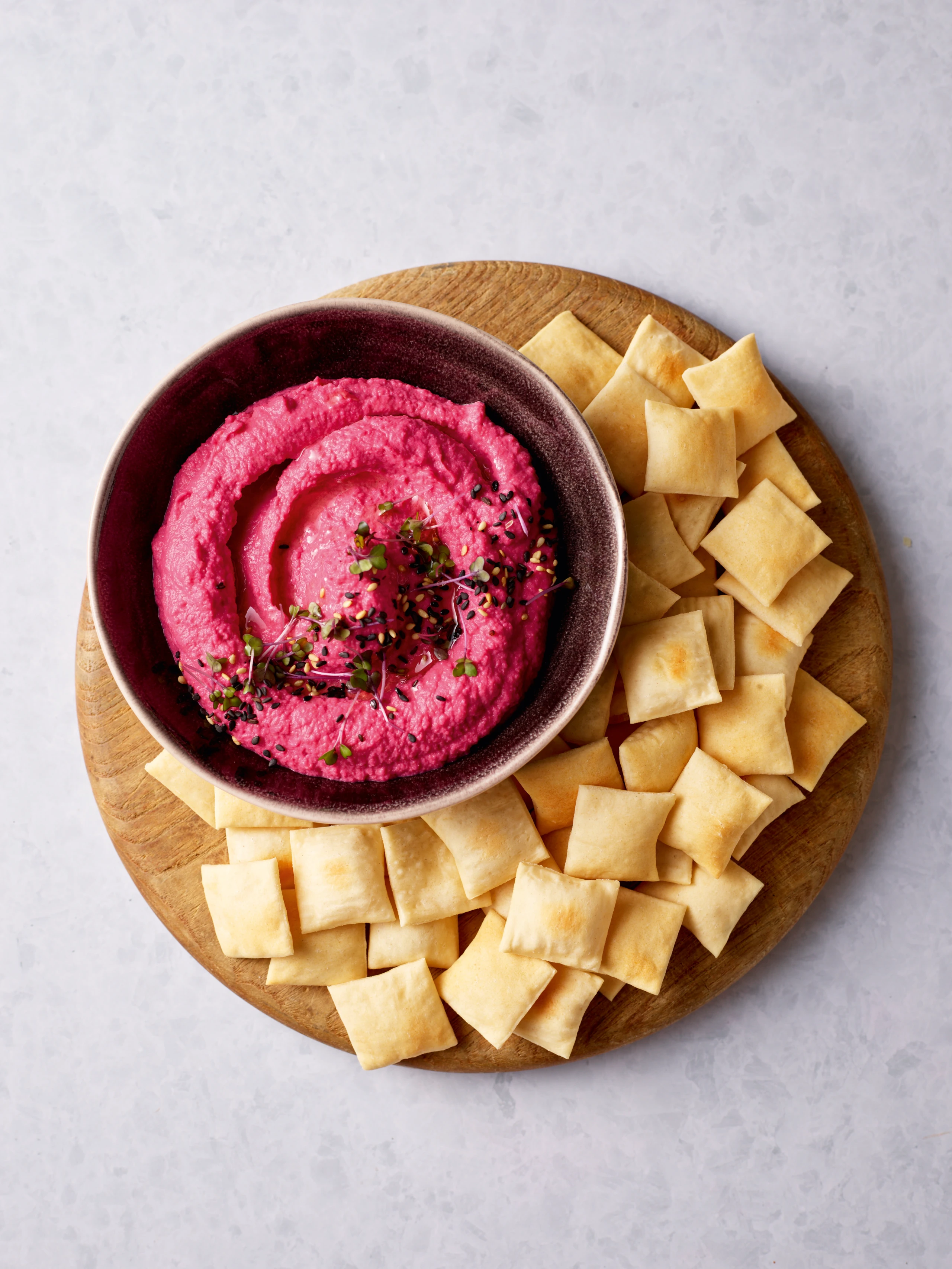 Flammkuchenchips mit Rote-Rüben-Hummus