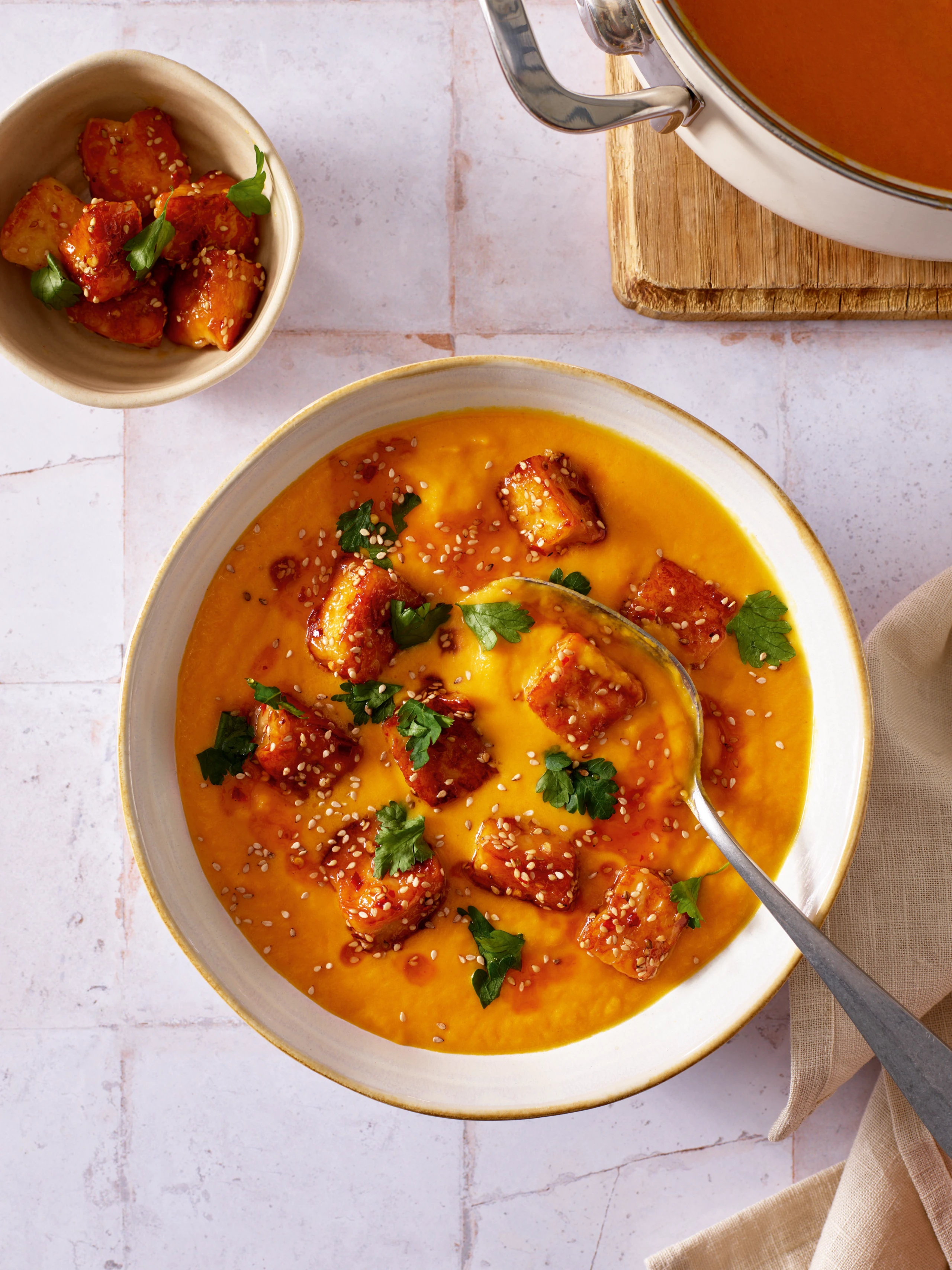 Geröstete Karottensuppe mit Halloumi-Croûtons